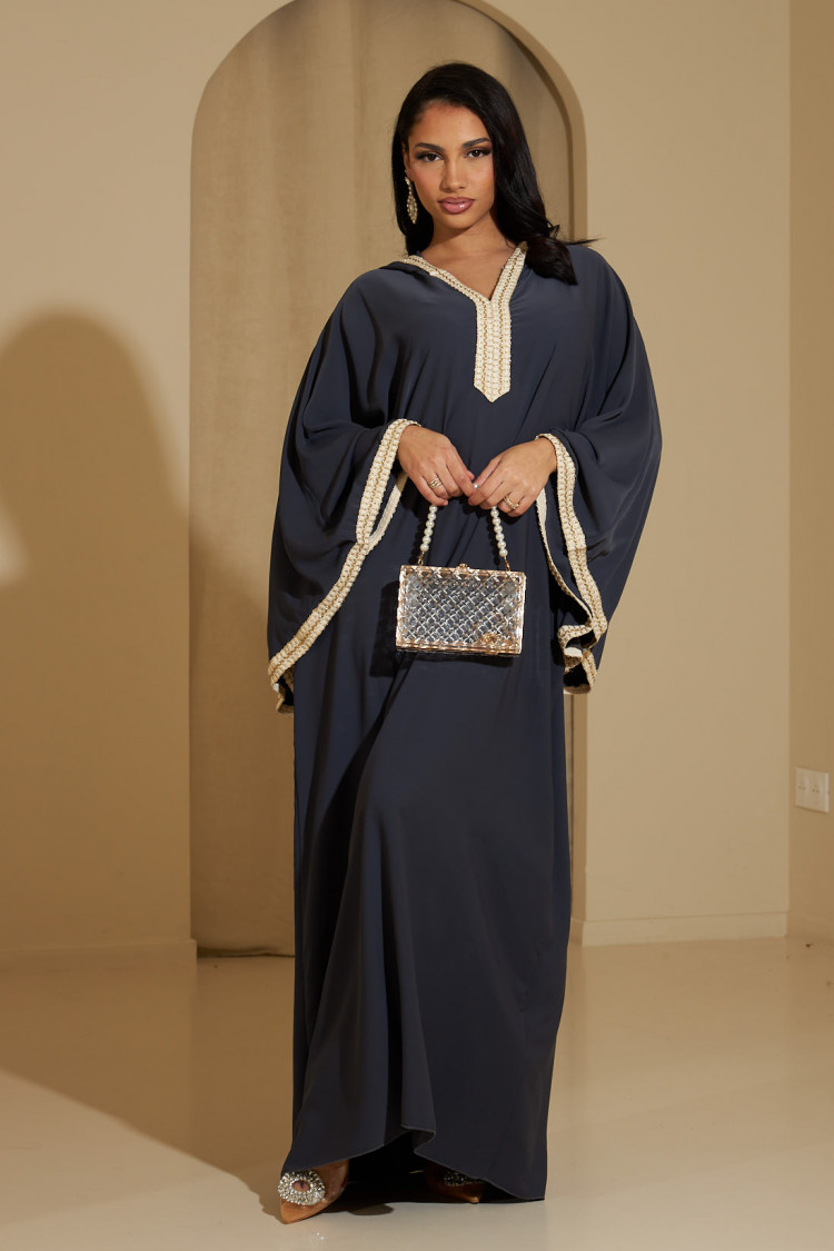 Abaya gris foncé à capuche avec détails dorés