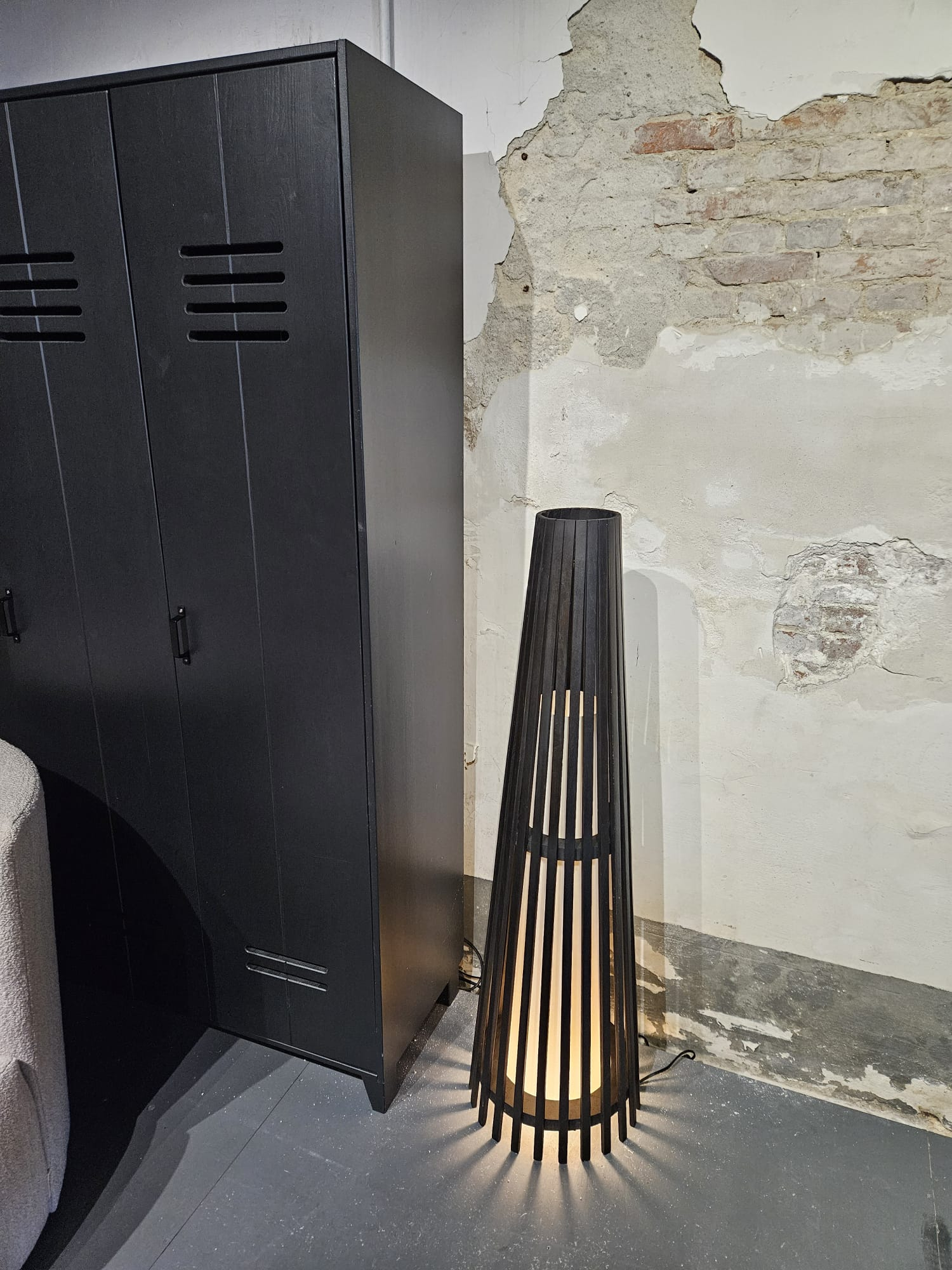 Interieurdirekt – Vloerlamp Anto – Teakhout – 120cm – Zwart