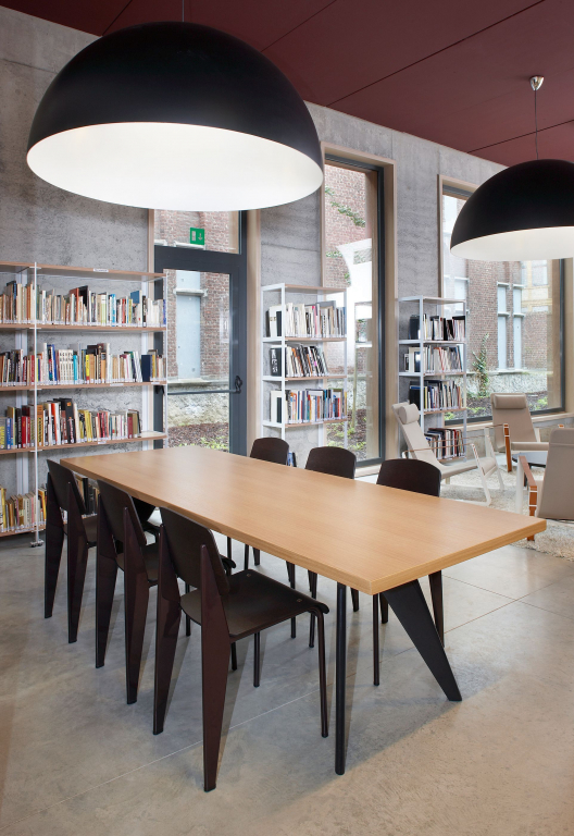 Vitra EM Table tafel 200x90, massief eiken, diepzwart