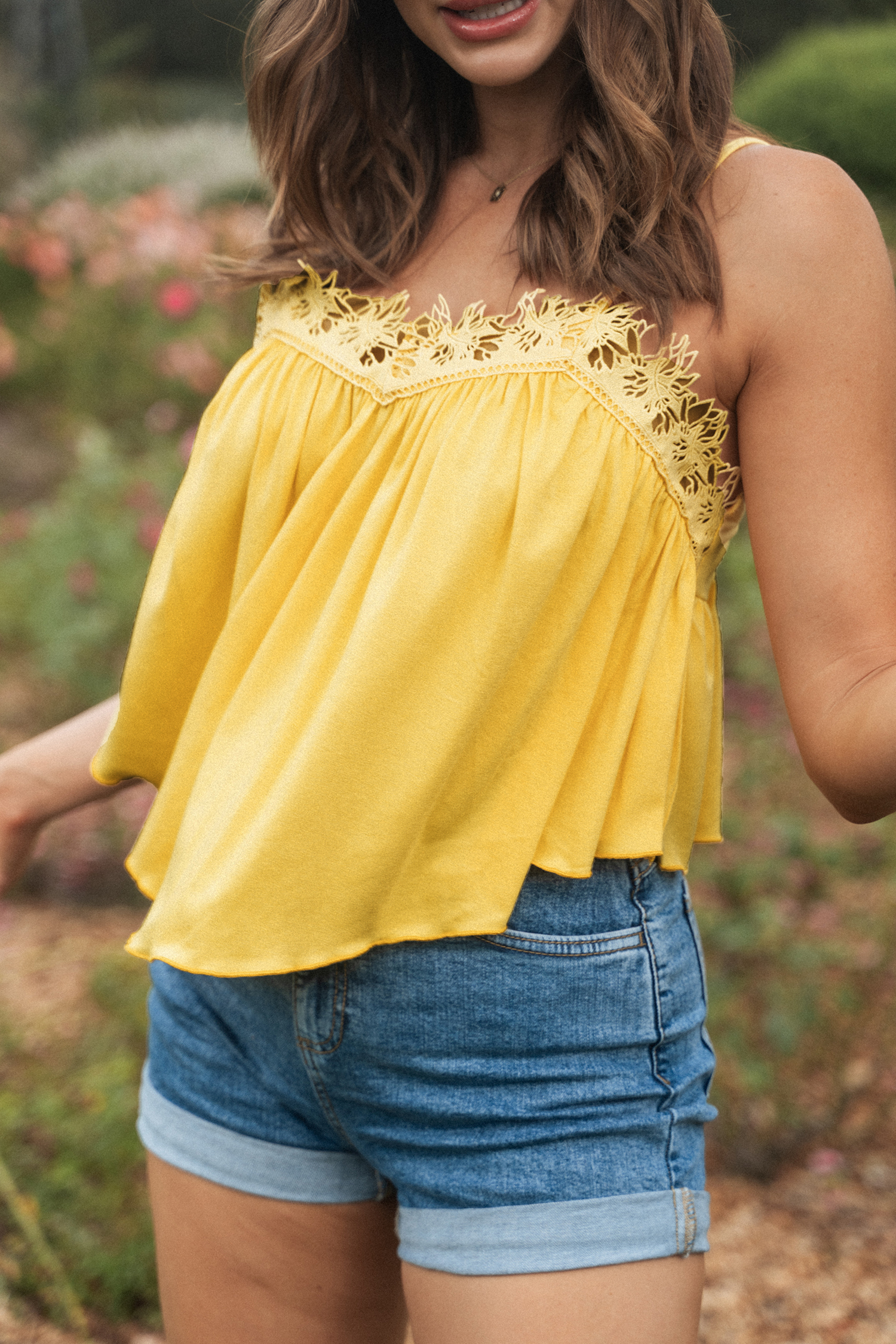 Débardeur en dentelle avec col en cœur jaune