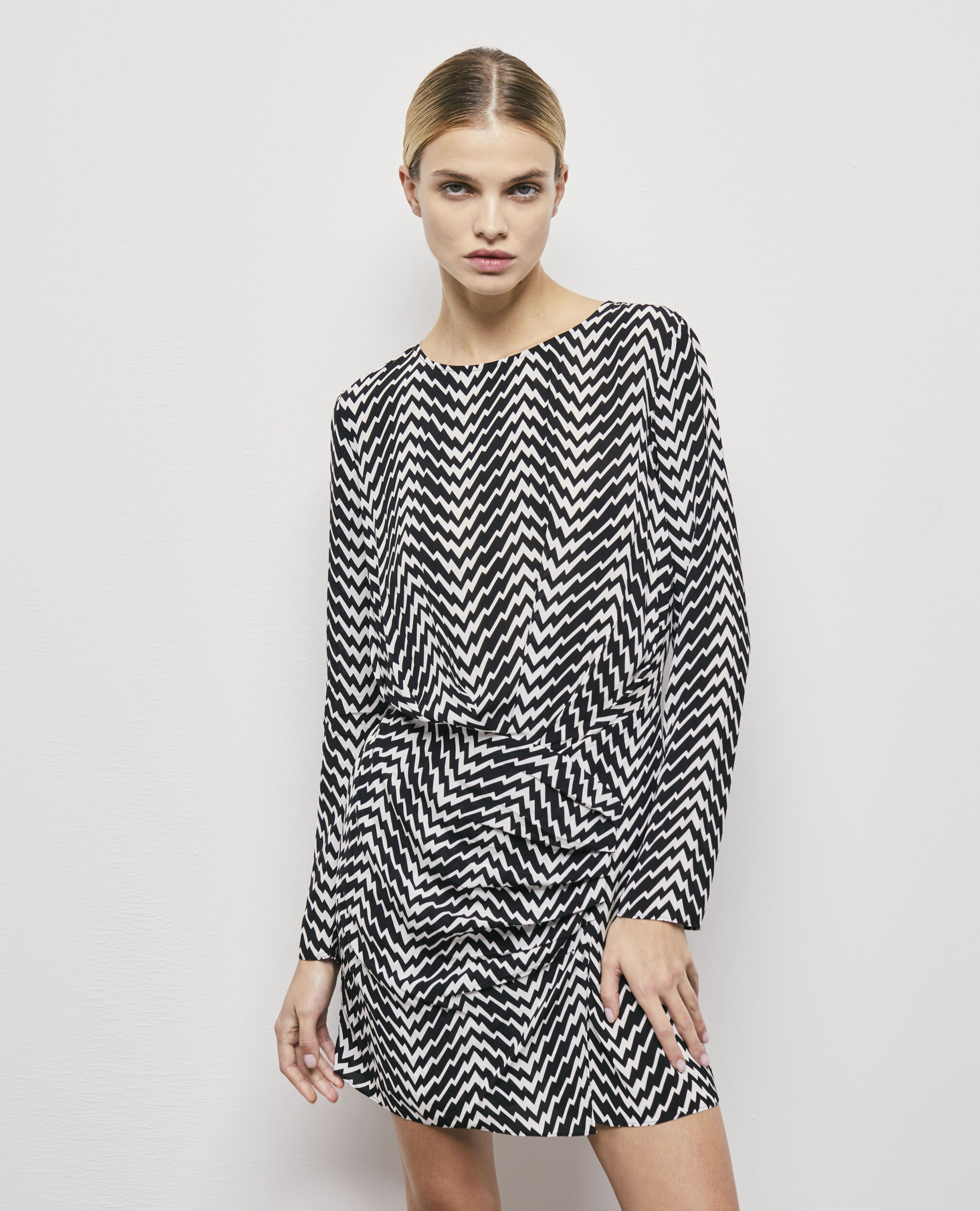Robe courte imprimée zigzag noire et blanche