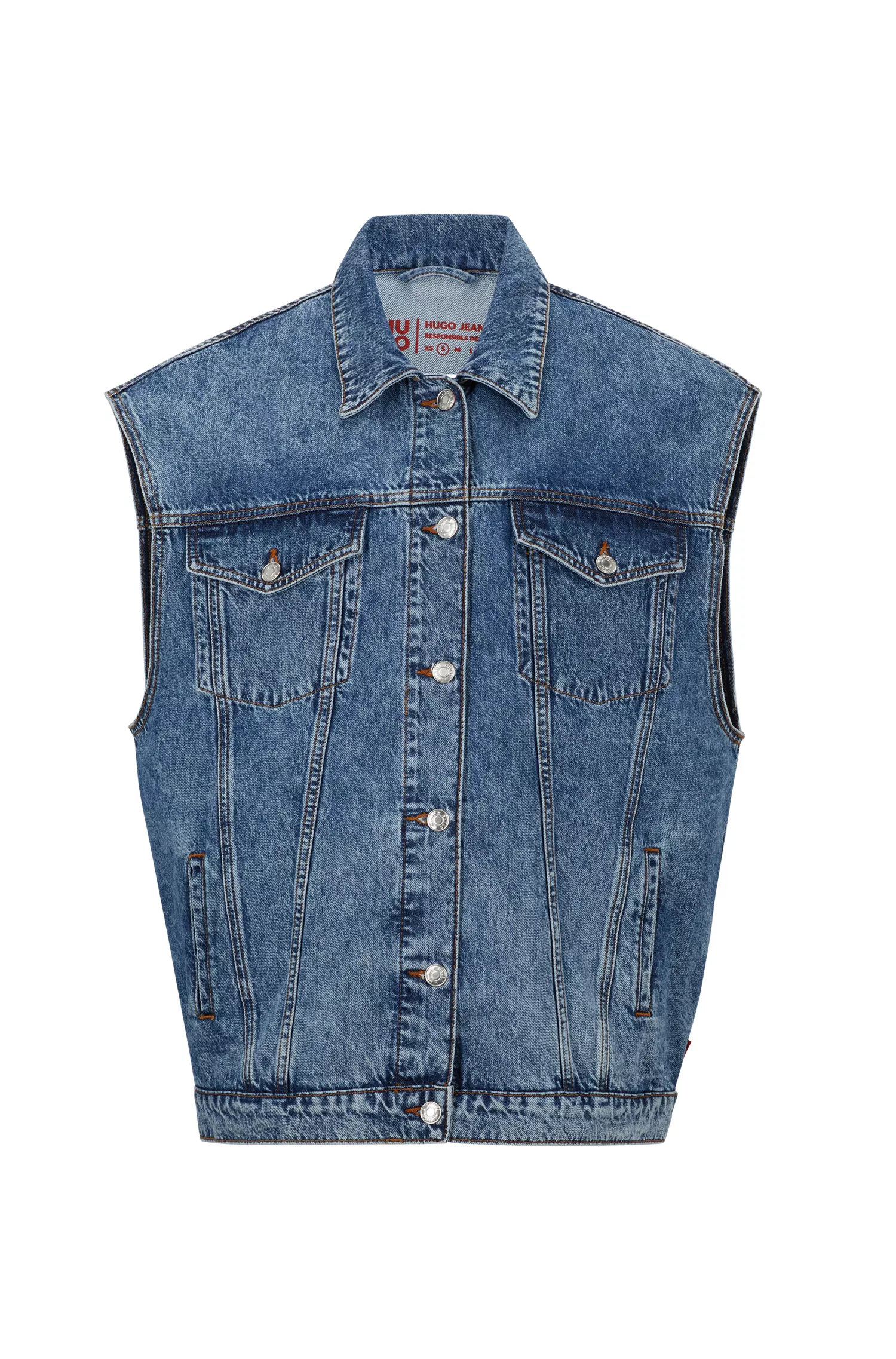 Jaqueta HUGO vermelha, modelagem oversized, em denim rígido azul.