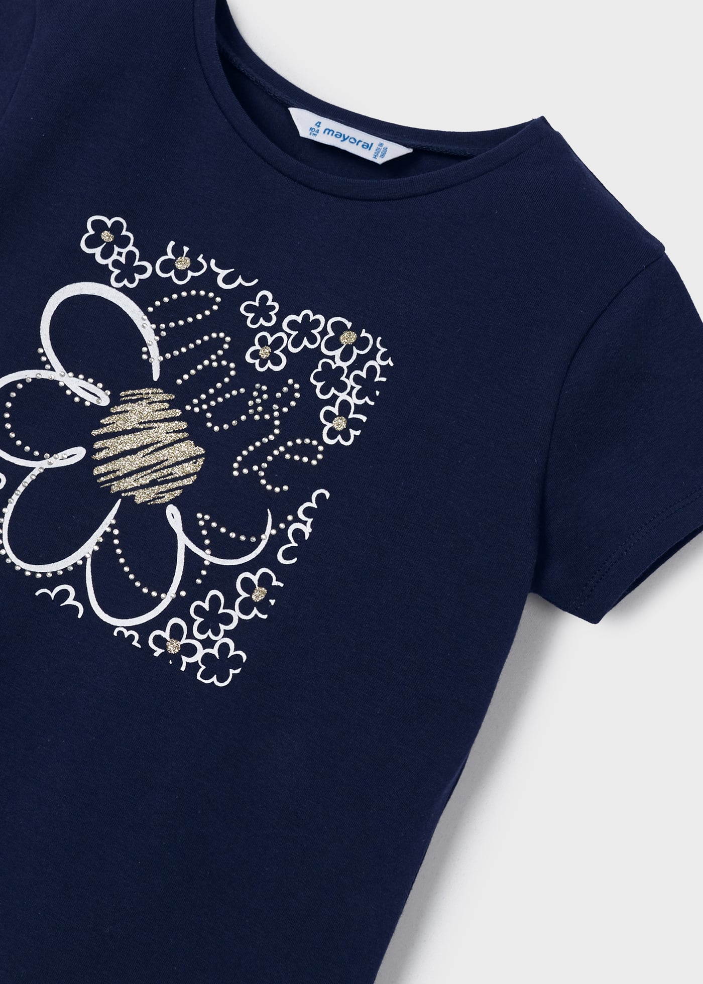 Camiseta de manga curta para meninas, feita de algodão sustentável.