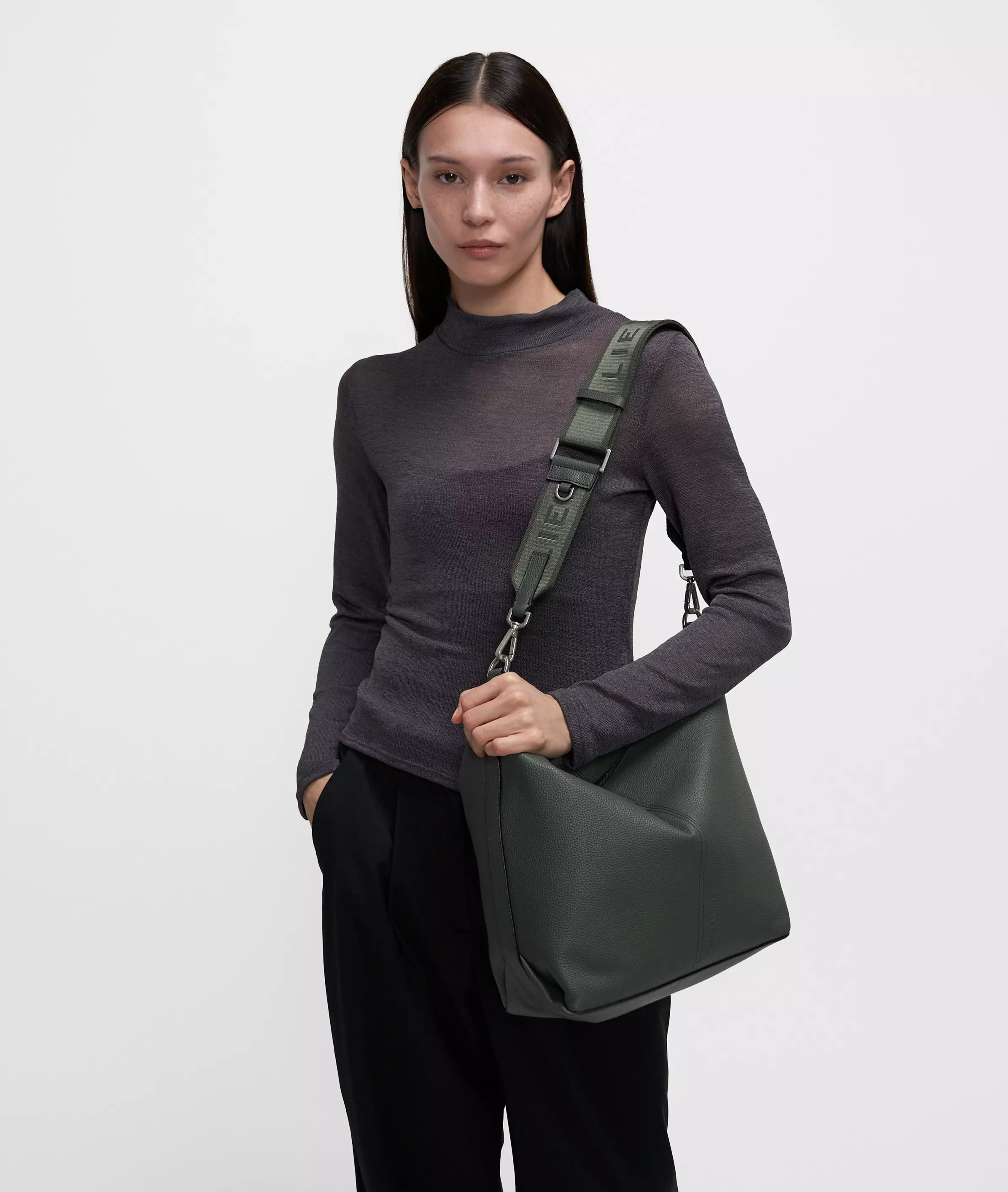 Paris Hobo M Spacious hobo bag made of cowhide leather