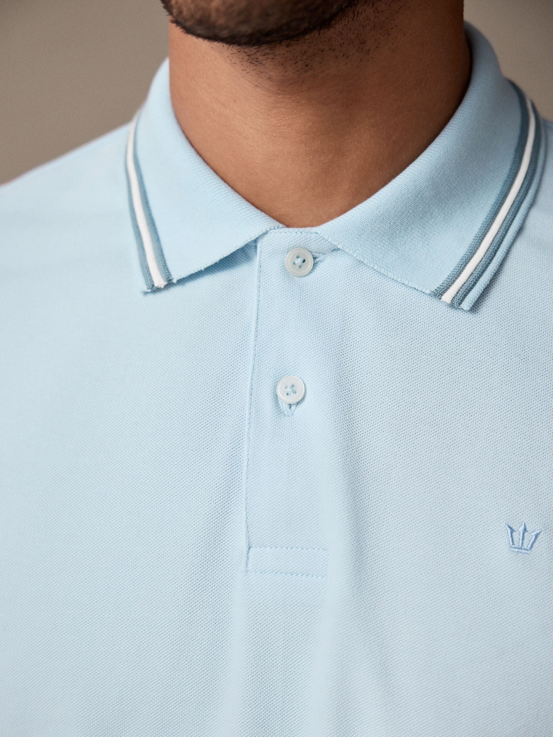Lichtblauwe ottoman - Regular fit poloshirt met korte mouwen en contrasterende randen
