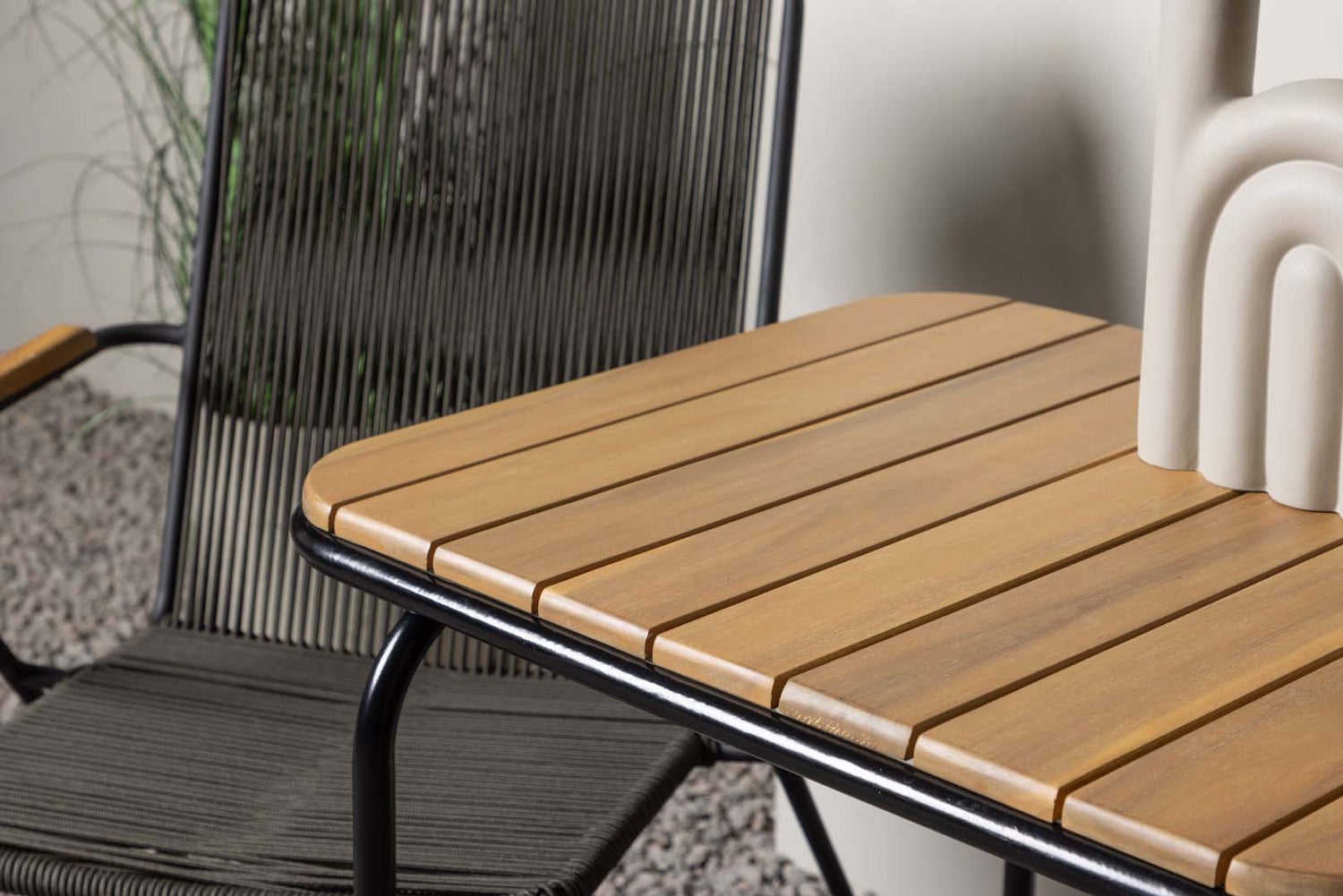 Holmbeck tuinset: tafel, 2 stoelen, naturel/zwart. 88 x 70 x 74 cm