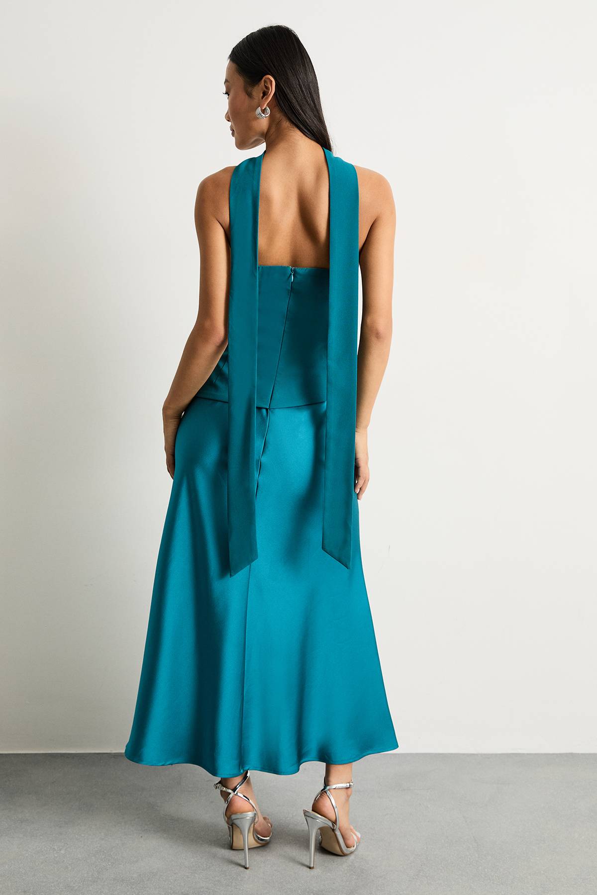 Warehouse Robe Midi Satinée à Bustier Structuré Sans Bretelles Petite Taille