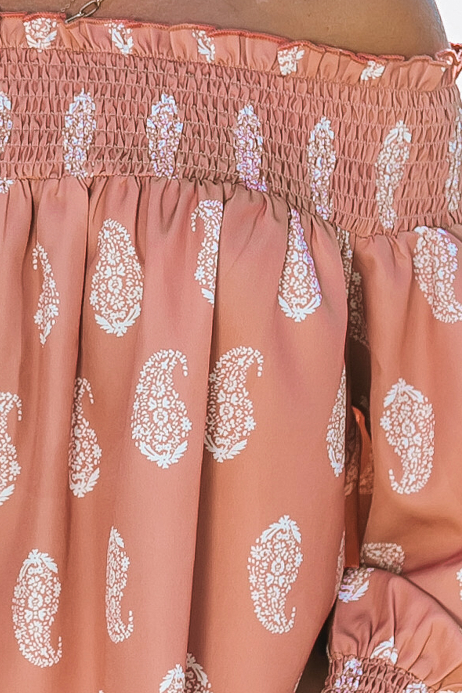Blouse à manches bouffantes et épaules dénudées paisley