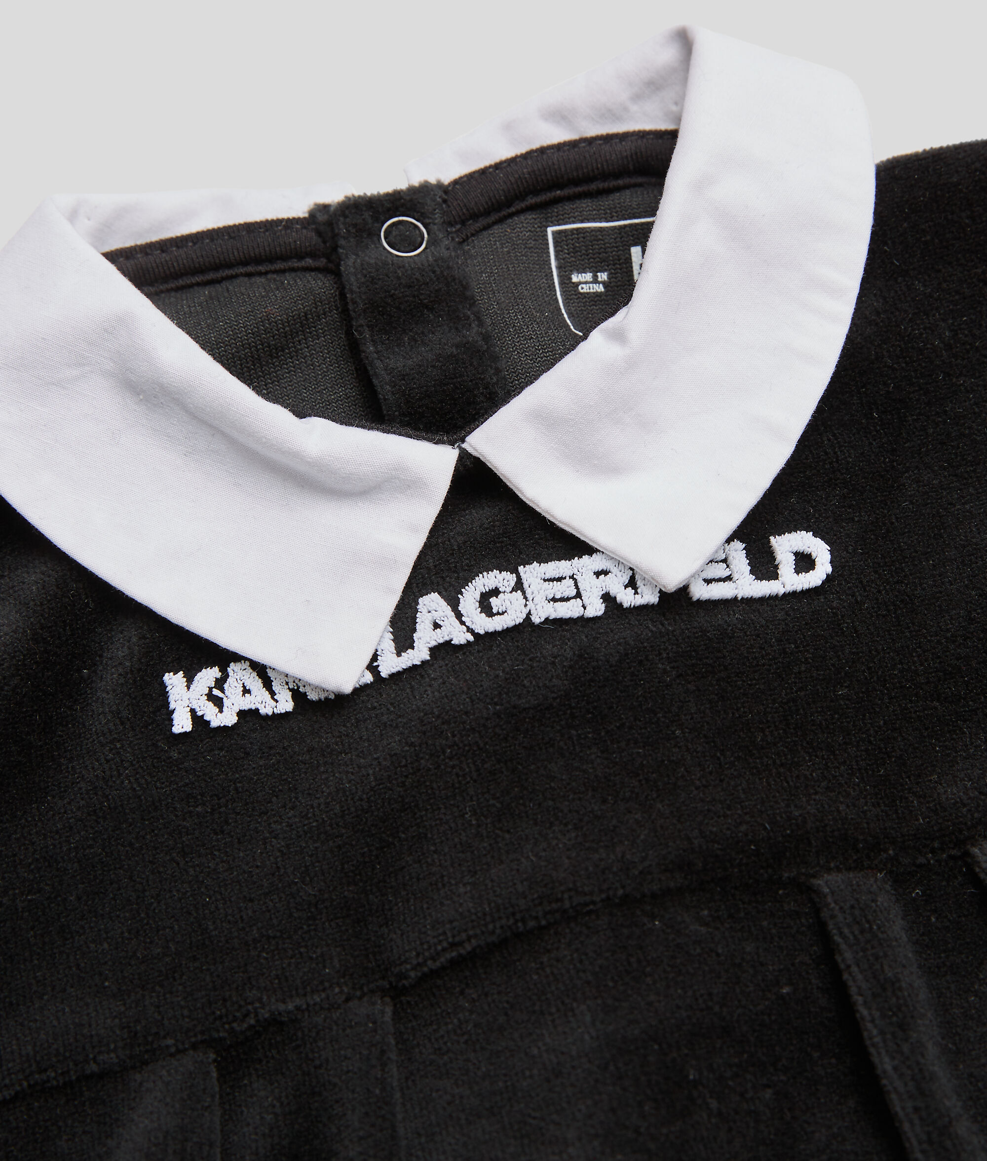 ENSEMBLE PYJAMA ET BAVOIR AVEC LOGO POUR ENFANT