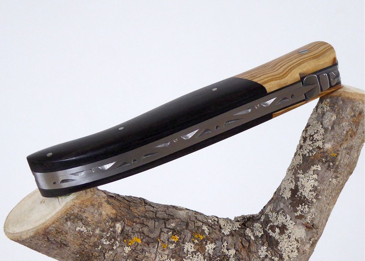 Couteau Laguiole de chasse avec un manche en Ebène et olivier