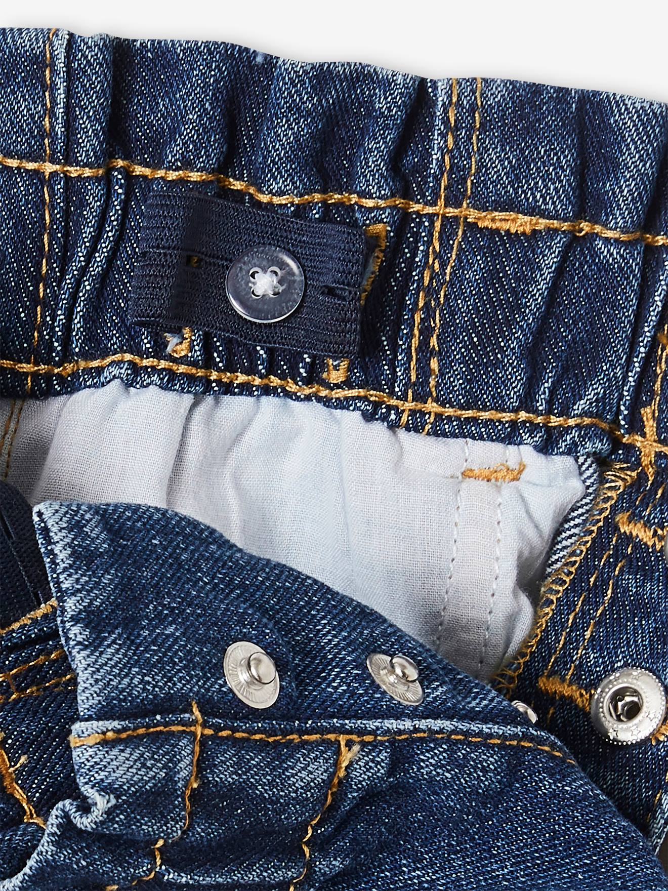 Calça jeans estilo paperbag e cinto floral, garota de jeans cinza