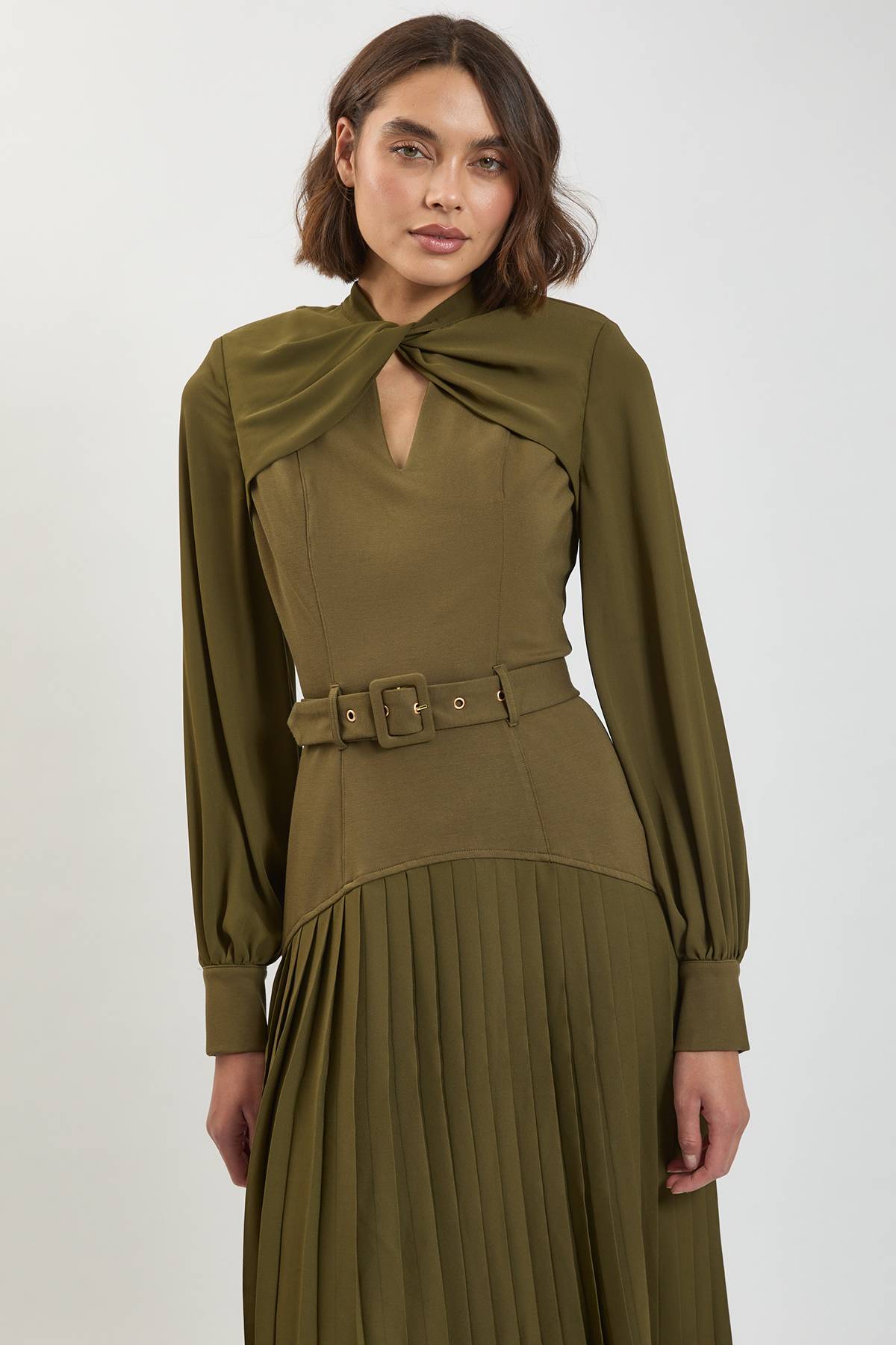 KarenMillen Robe Longue Plissée Petite Taille en Mélange Ponte et Georgette avec Manches Ballon et Détail Découpé