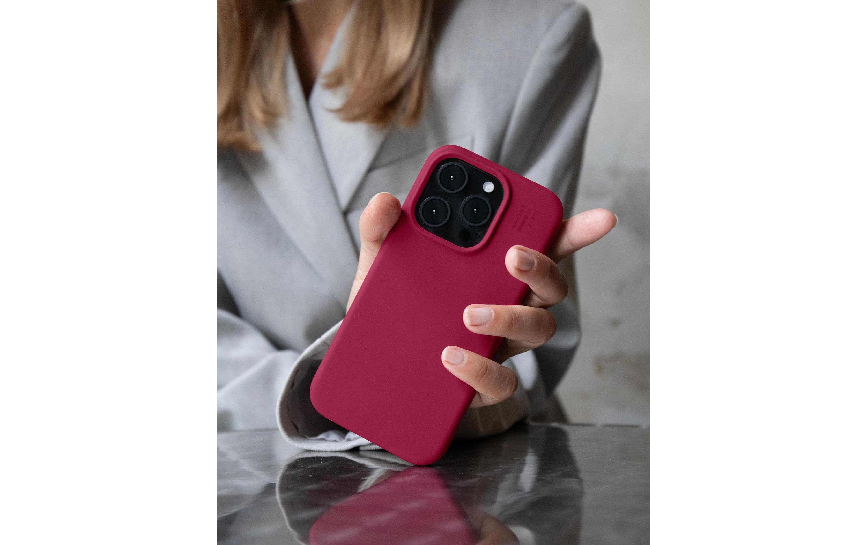 Back Cover Silicone iPhone 16 Plus CranberryBackcover für das Apple iPhone 16 Plus