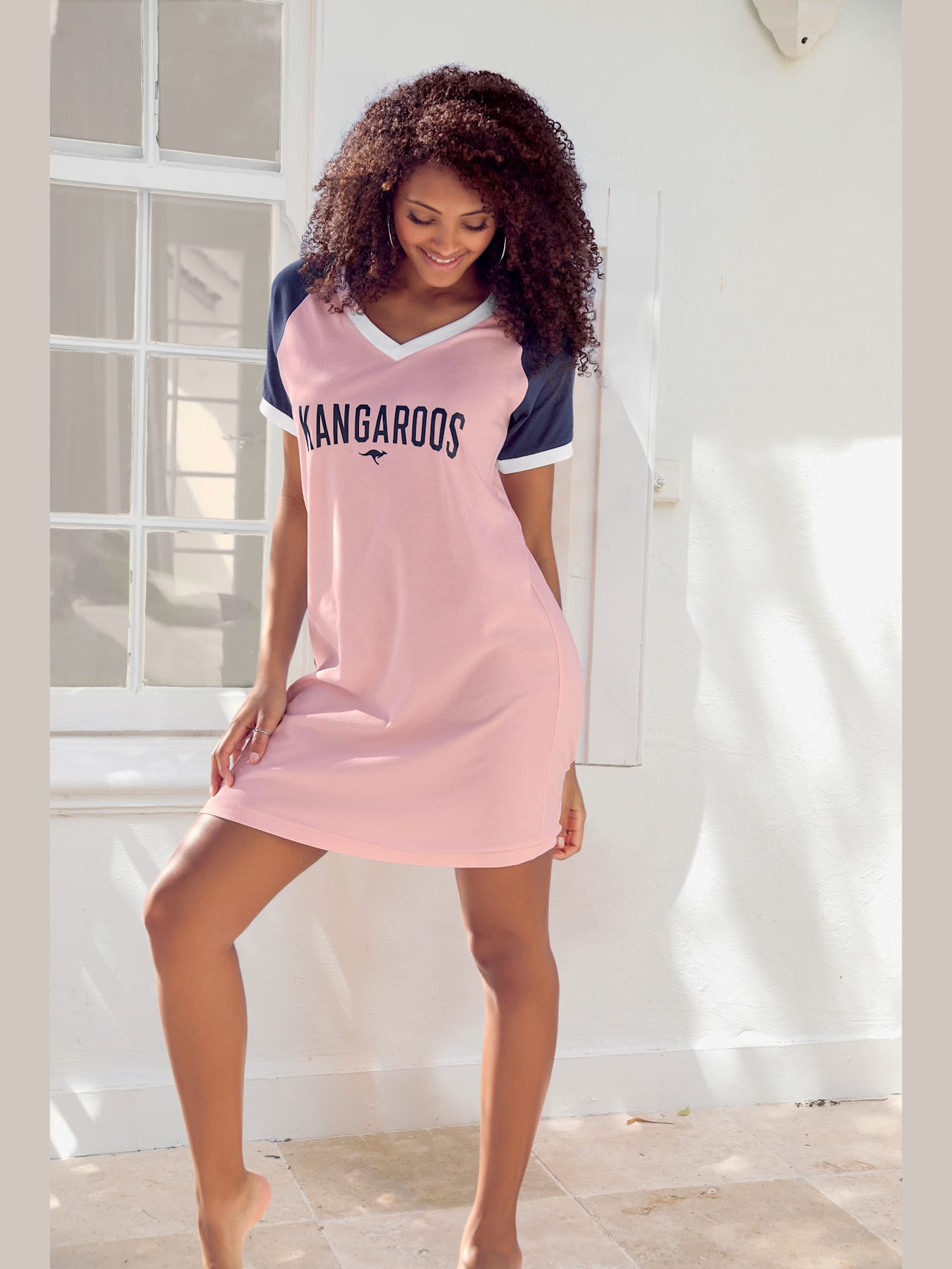 T-shirt de nuit court au style universitaire