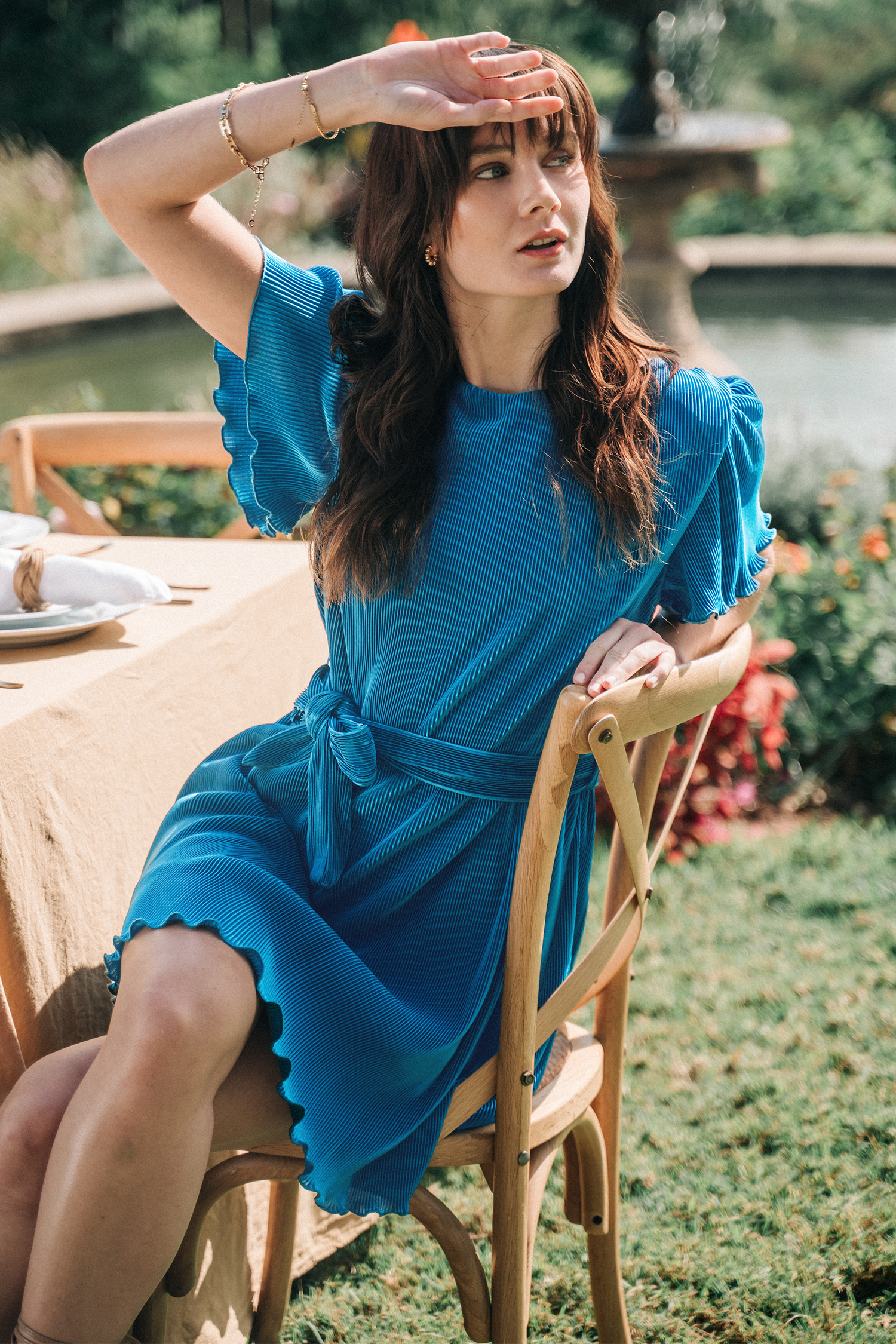 Robe mini à manches courtes et col bateau avec bordures ondulées