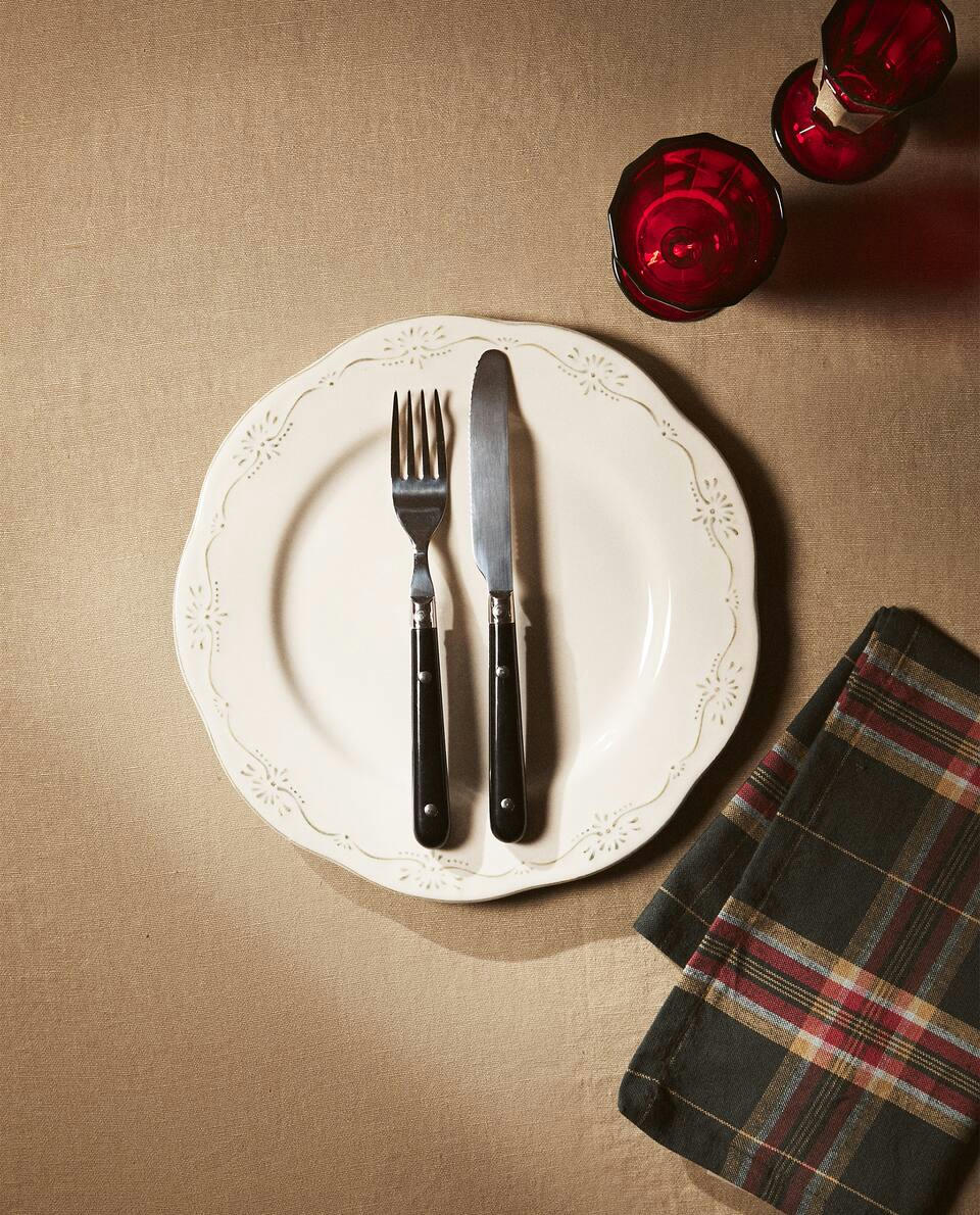 Prato de jantar de cerâmica com decoração natalina em relevo