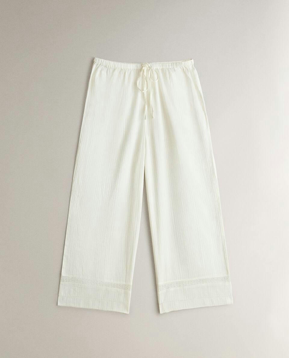 Calça cropped com detalhes em renda
