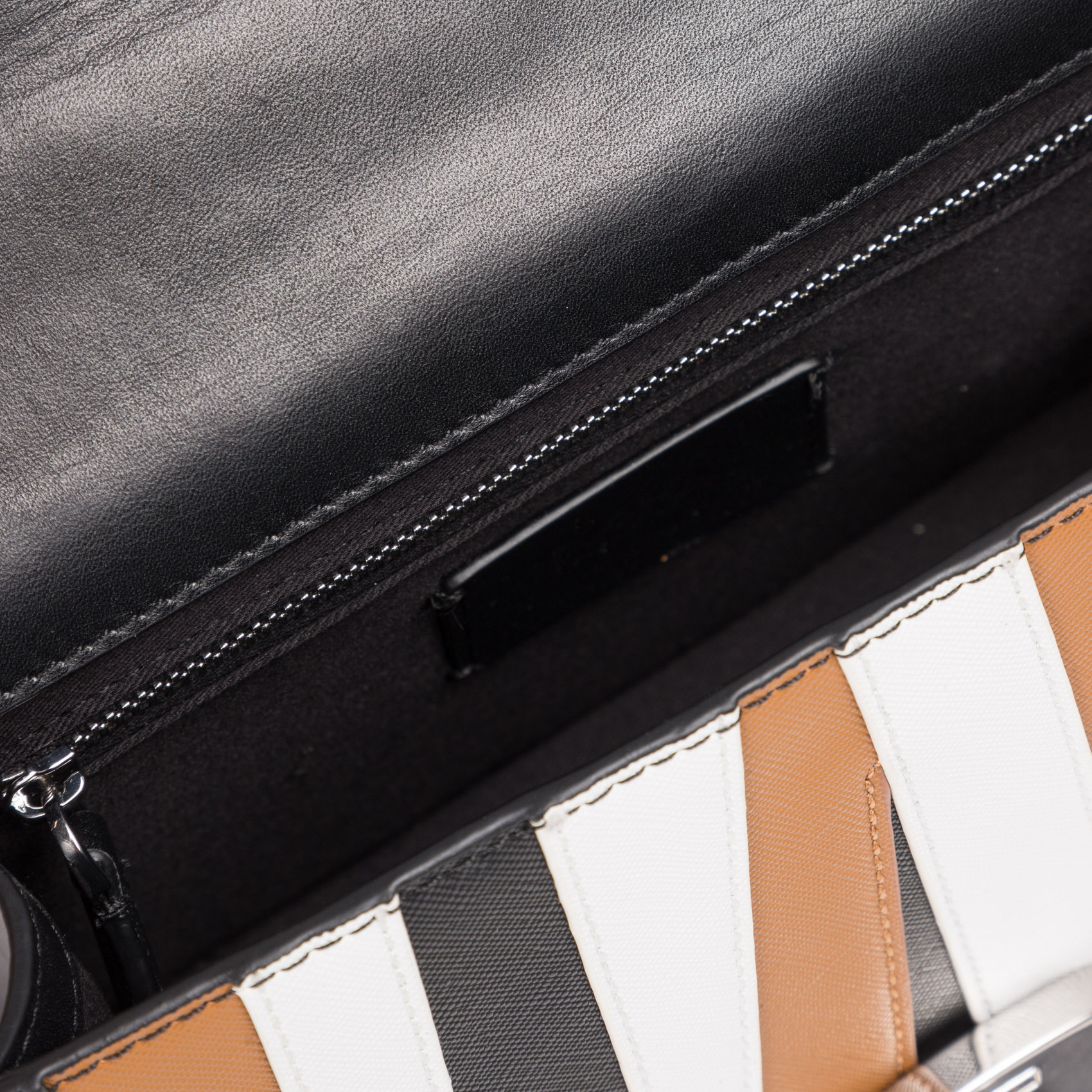 Sac bandoulière chaîne avec figurine en métal | Multicolore