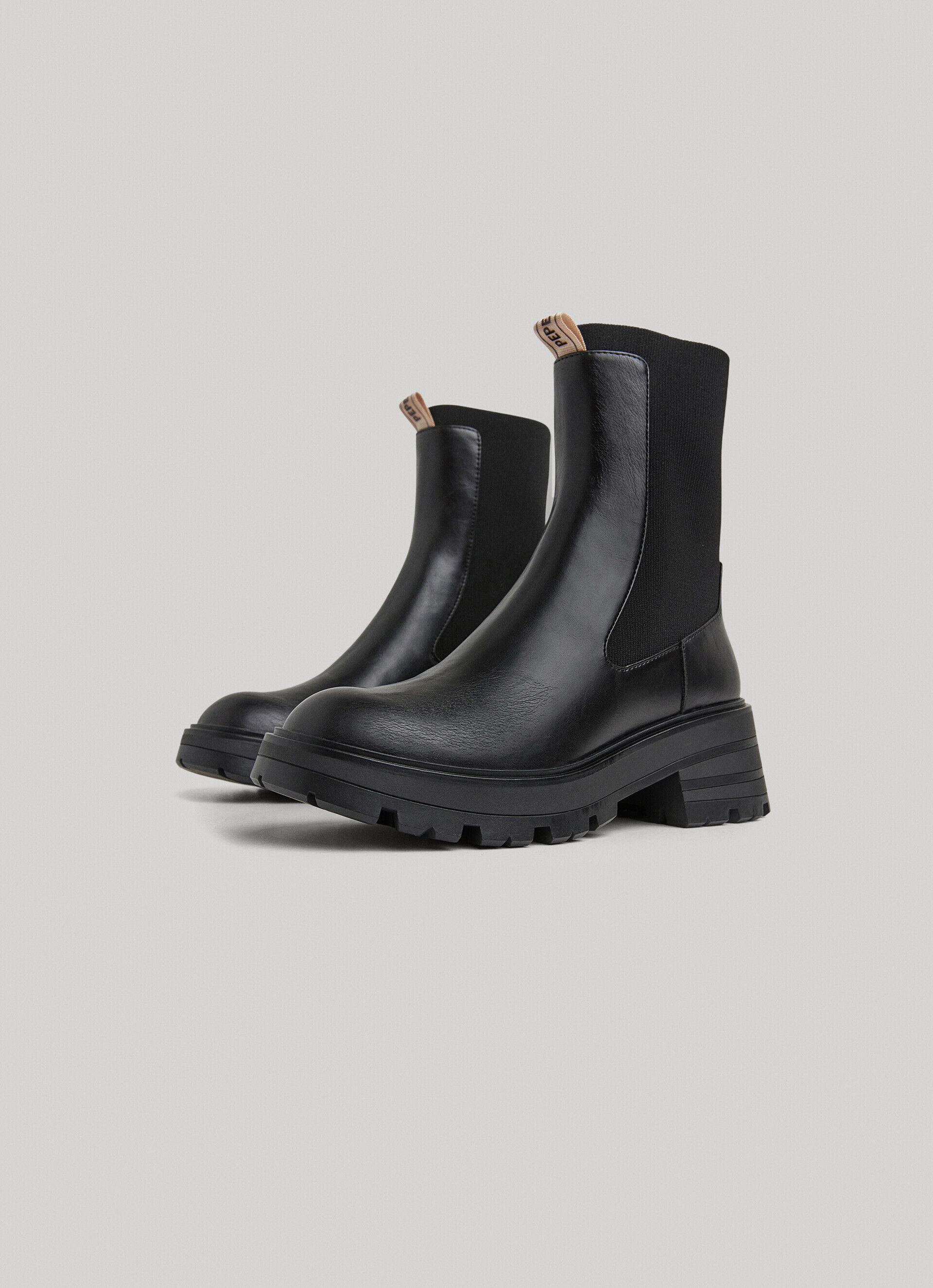 Botas de cano curto com elástico - pretas