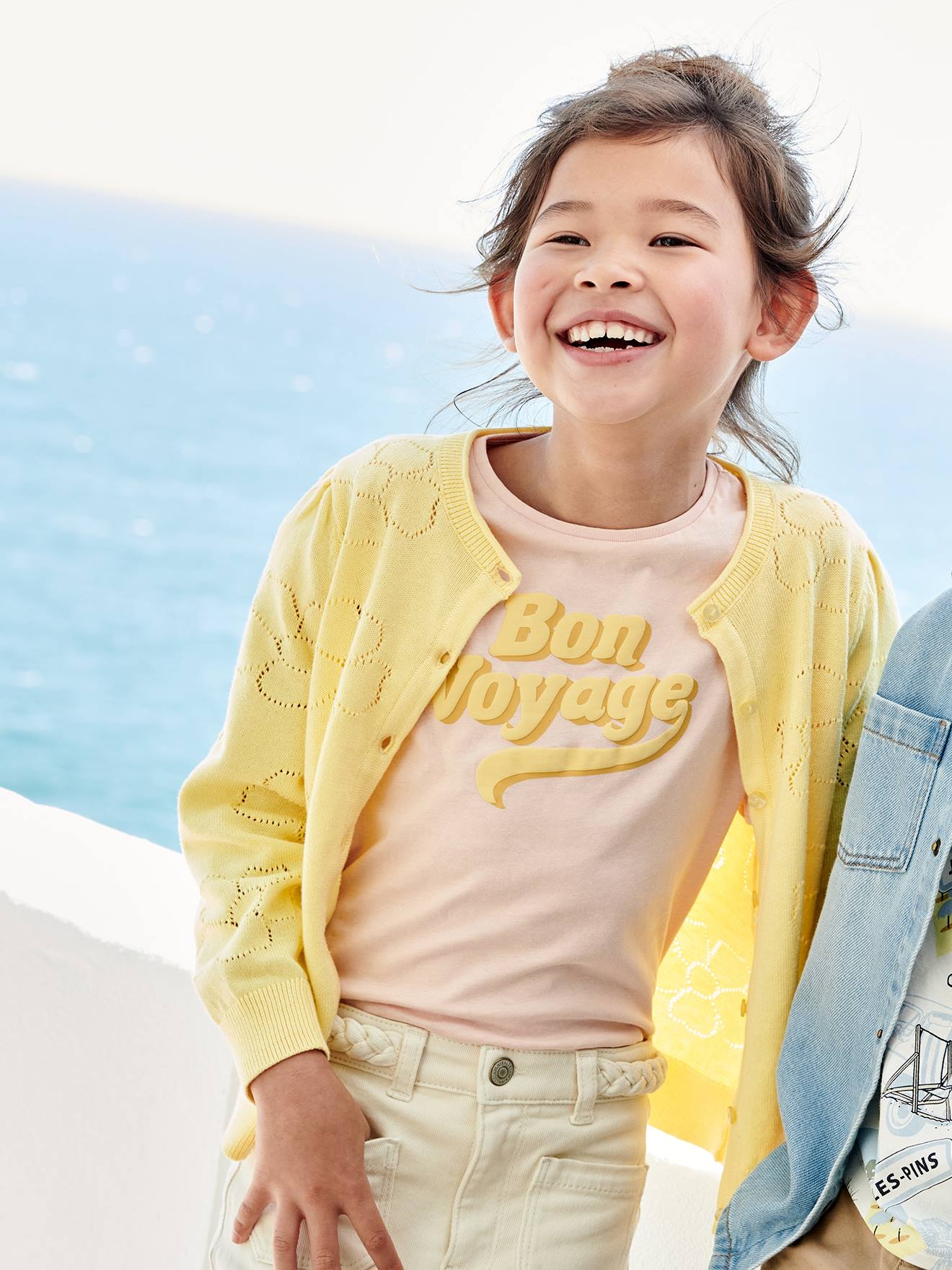 Casaquinho de tricô amarelo com estampa floral para meninas
