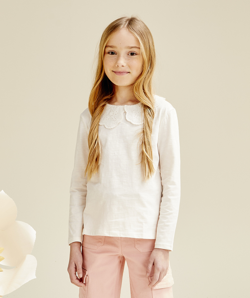 T-SHIRT FILLE EN COTON BIOLOGIQUE ÉCRU AVEC COL CLAUDINE BRODÉ