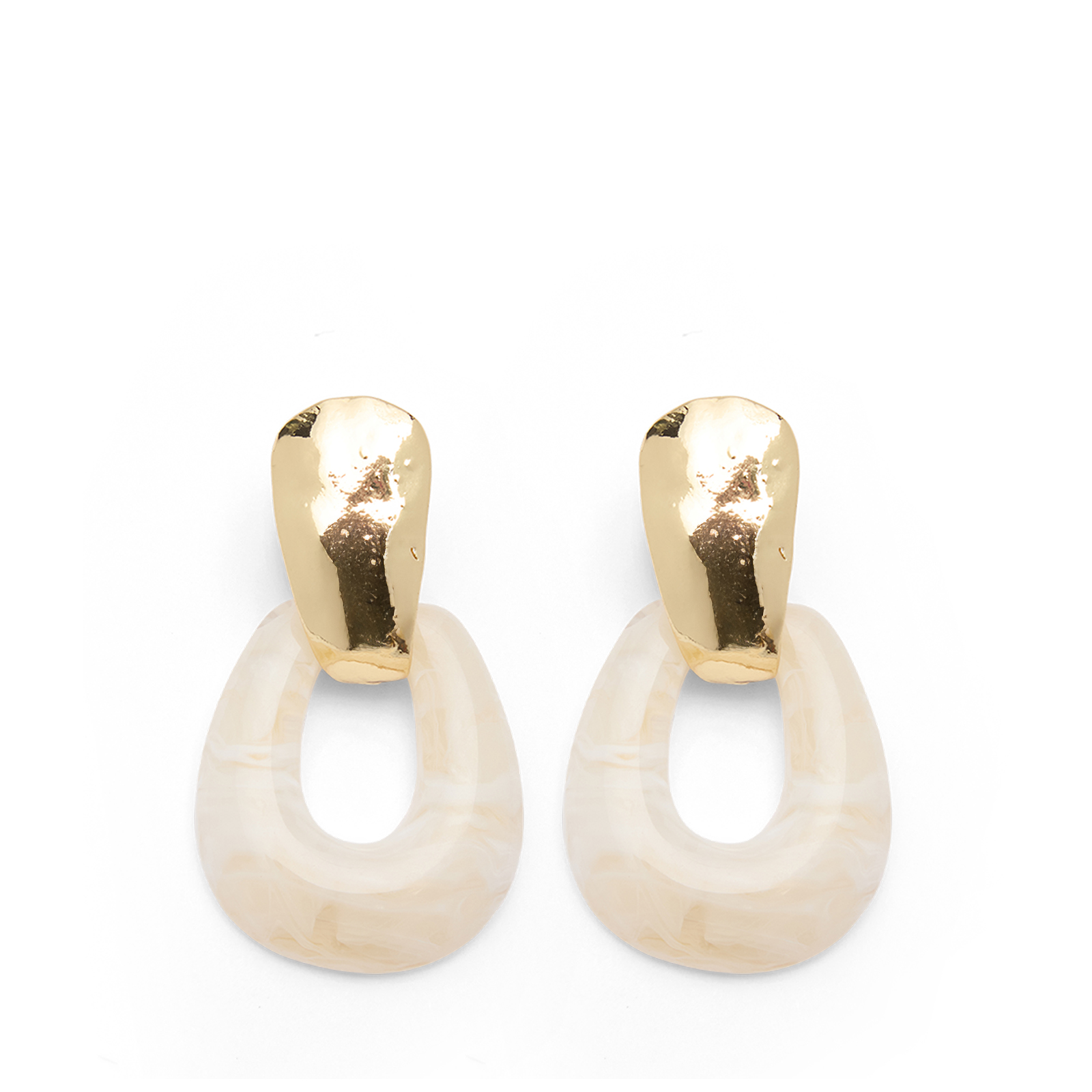 Goudkleurige statement oorbellen met beige statement pieces