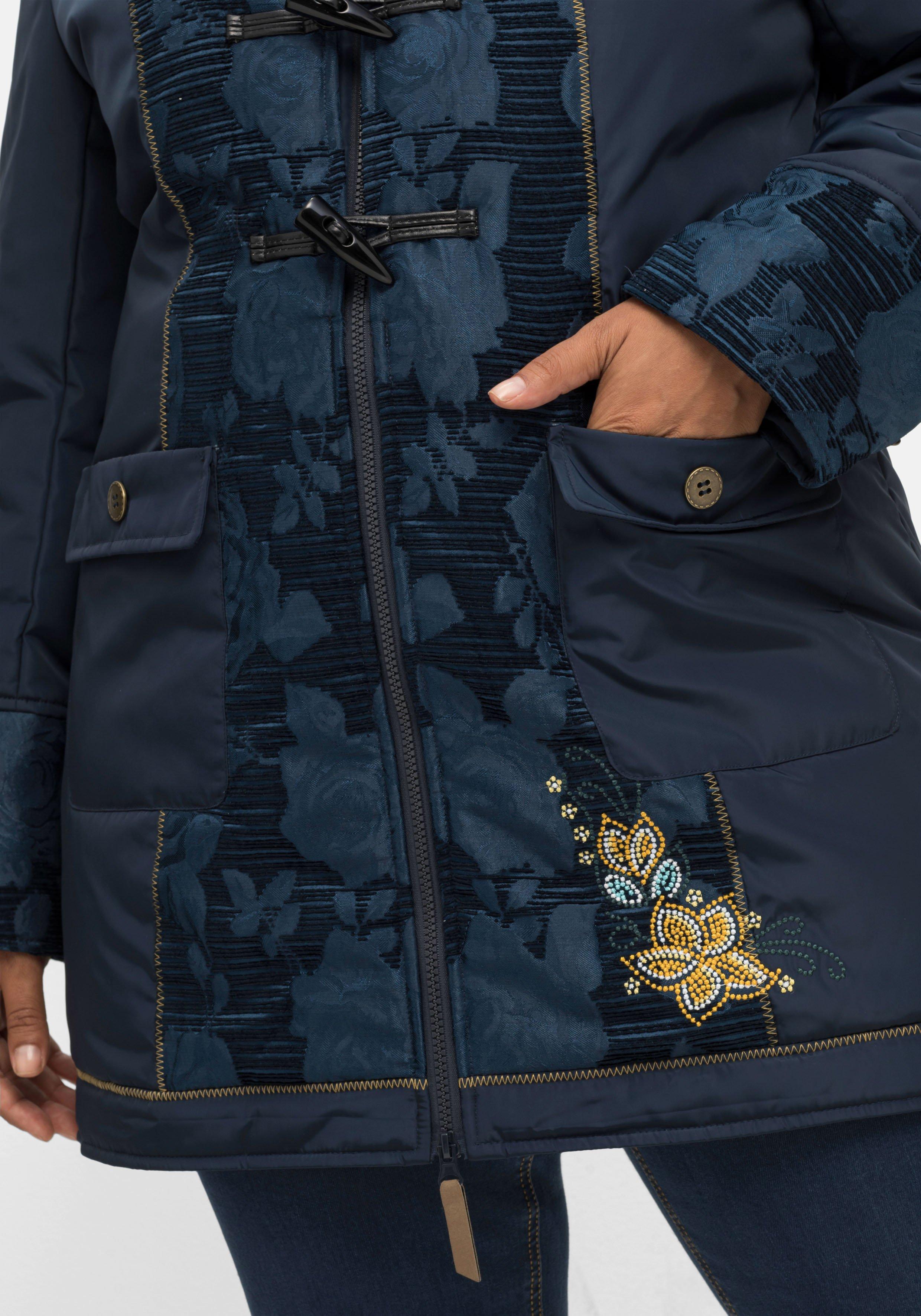 Outdoorjacke mit Kapuze und femininen Details