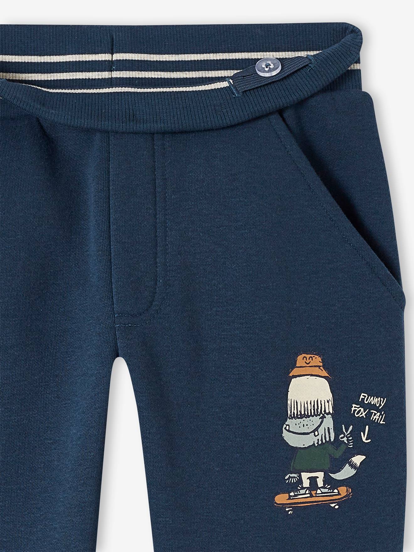 Calça de moletom esportiva azul marinho infantil com estampa de mascote.
