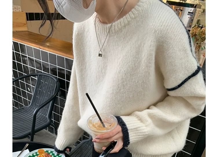 Essere - Oversized trui met ronde hals en contrasterende rand