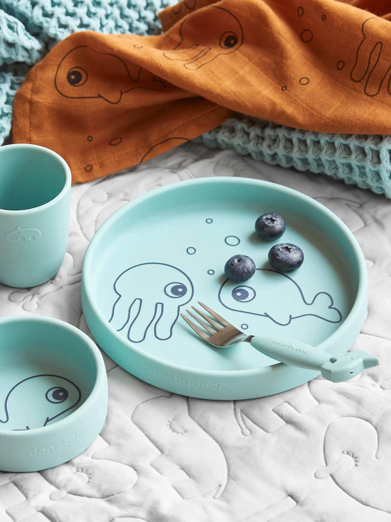 Lancheira Sea Friends da DONE BY DEER com 3 talheres, feita de silicone azul claro liso com estampas.