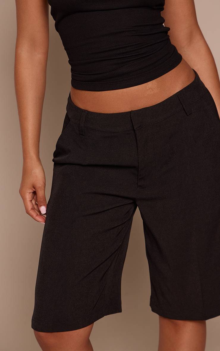Noir Bermuda Long Taille Petite Avec Détails De Coutures Et Coupe Tailleur