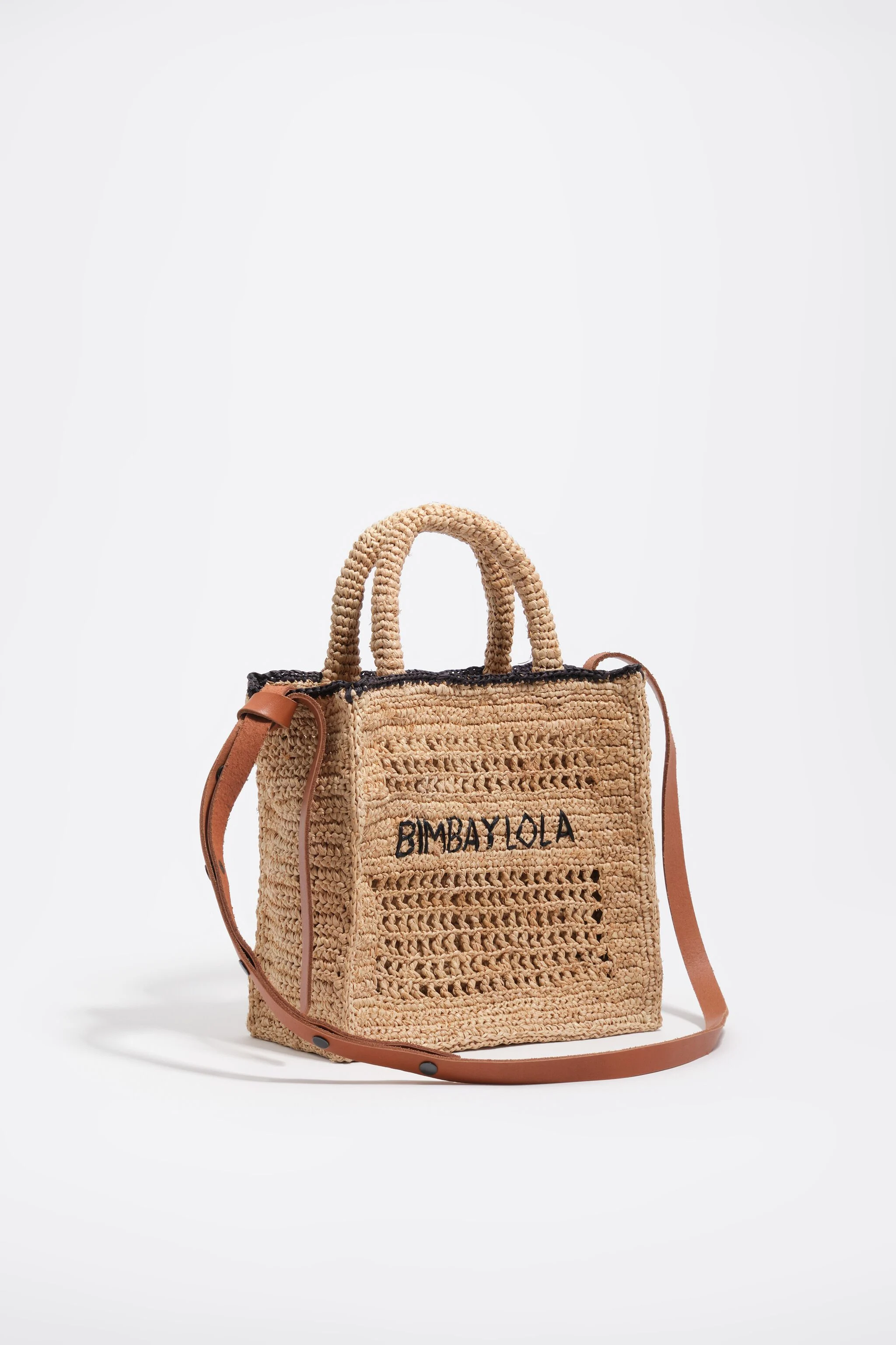 Bolsa transversal média em ráfia natural