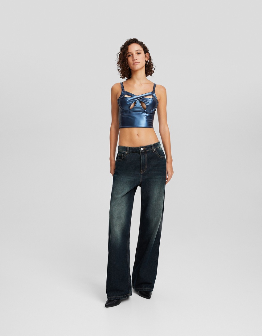 Top cropped em couro sintético metalizado com detalhe vazado