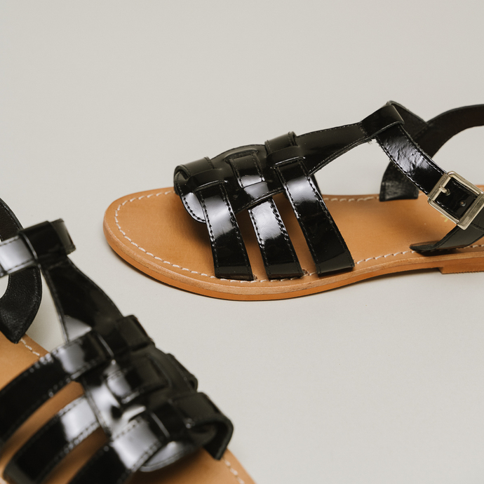 Sandales plates tressées  en vernis noir