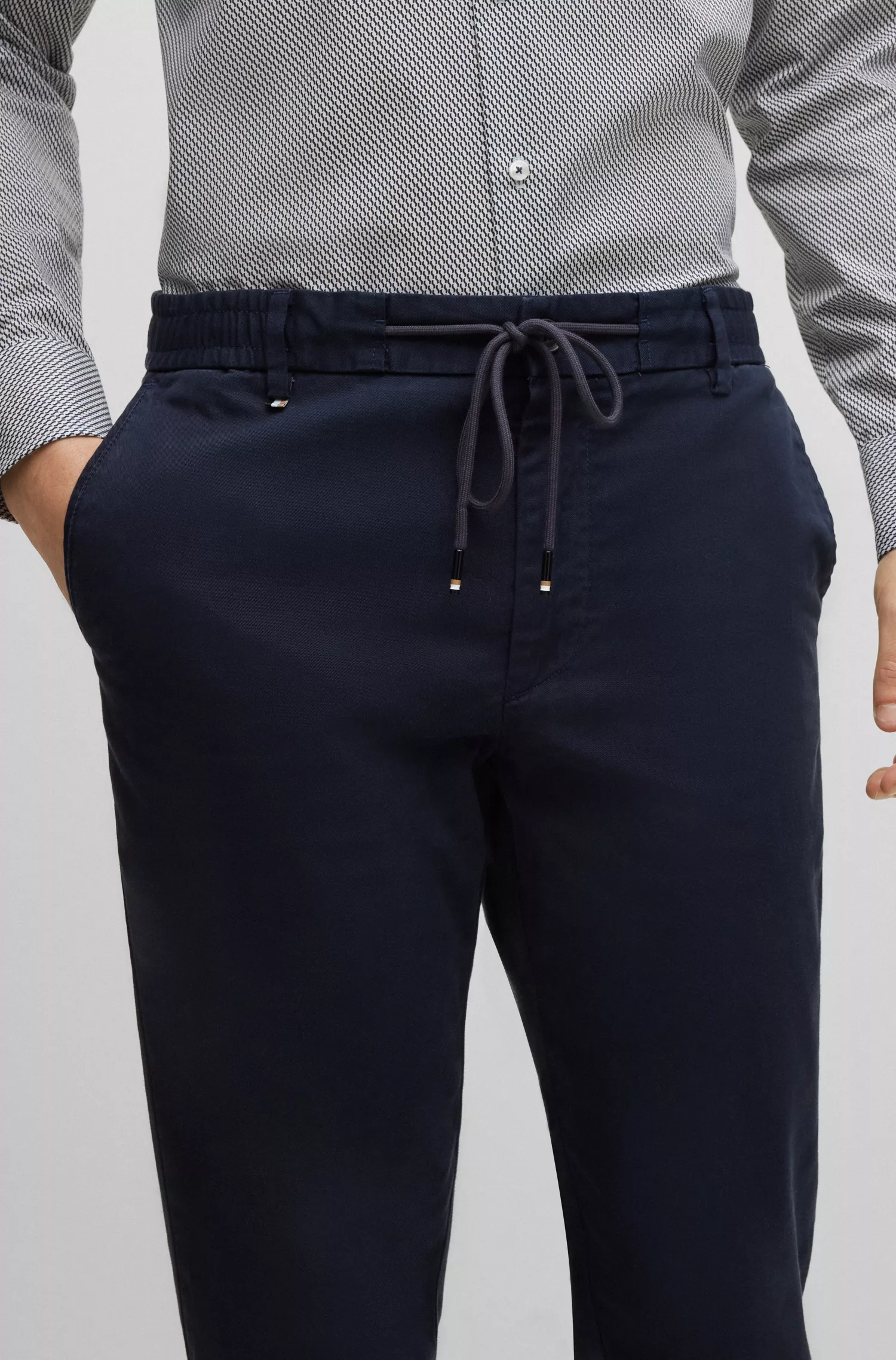 Calça BOSS preta de corte slim em gabardine de algodão elástico.