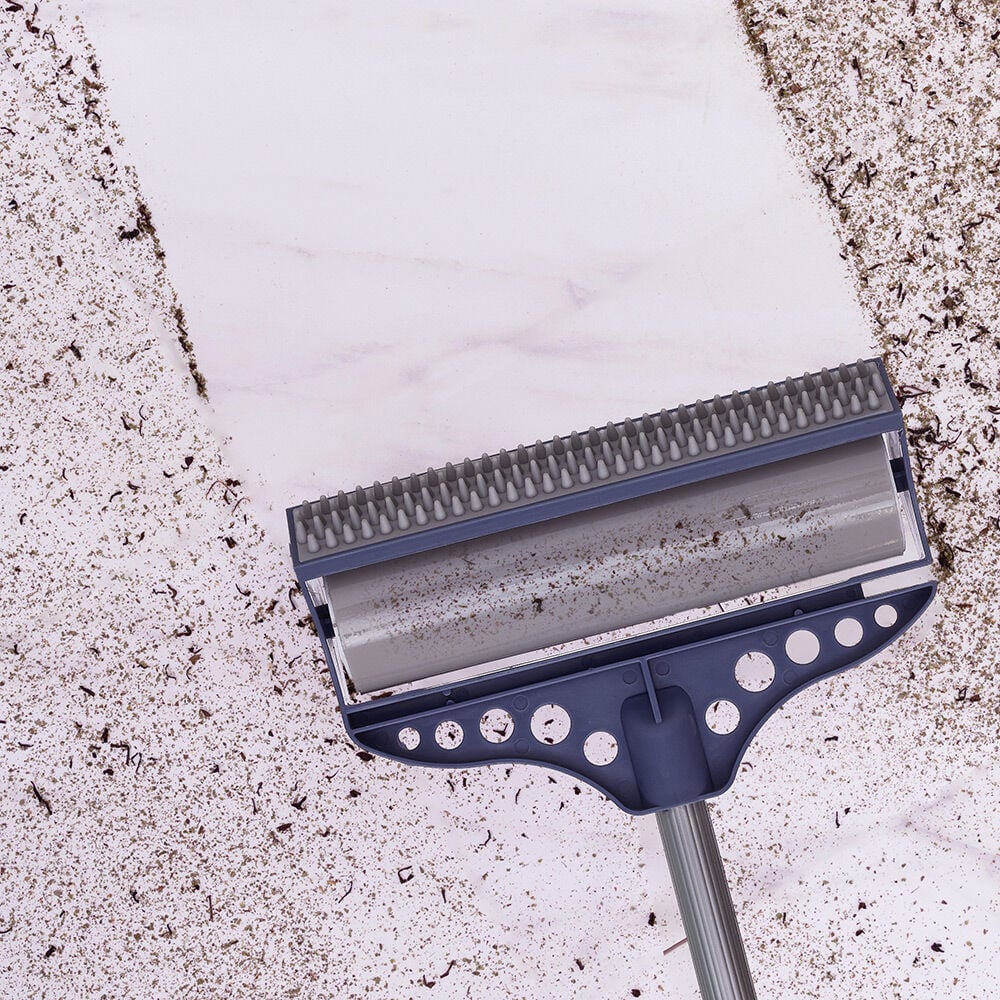 Brosse adhésive avec manche télescopique