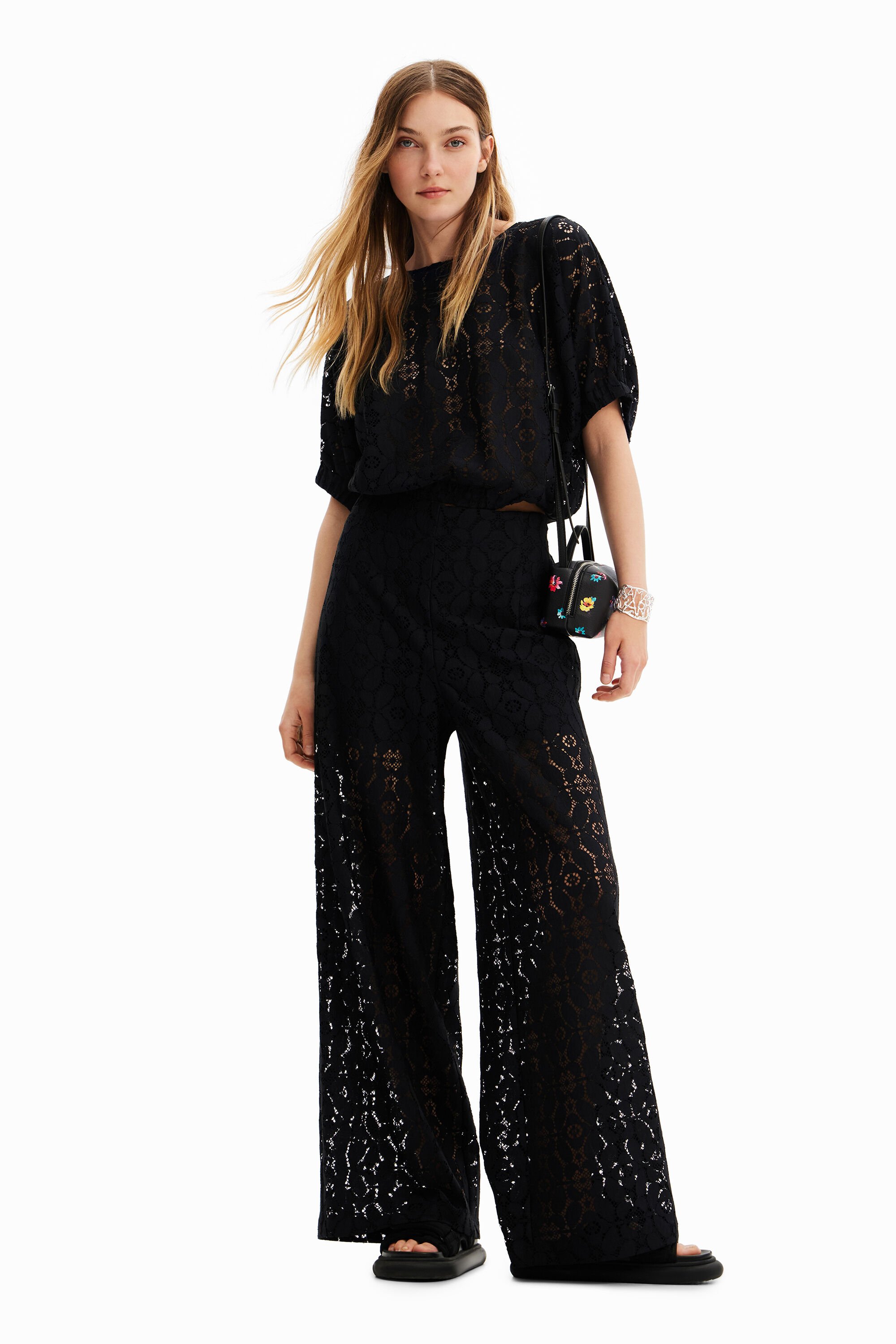 Blouse courte froncée dentelle