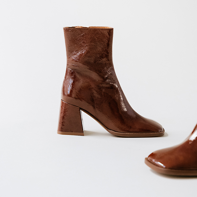 Bottines à talons épais et bouts carrés...  en cuir brillant marron
