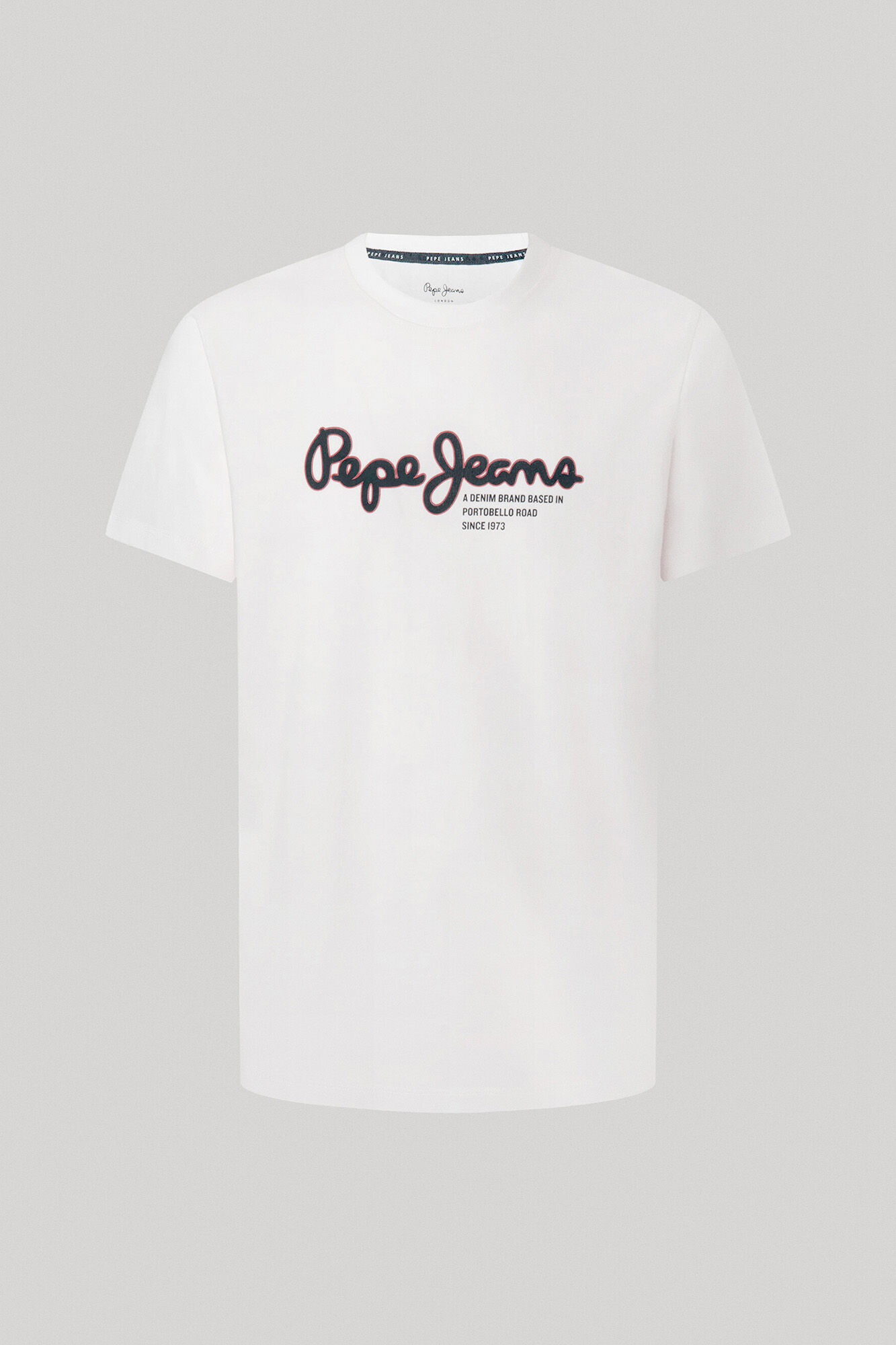 estampa de logotipo em camiseta