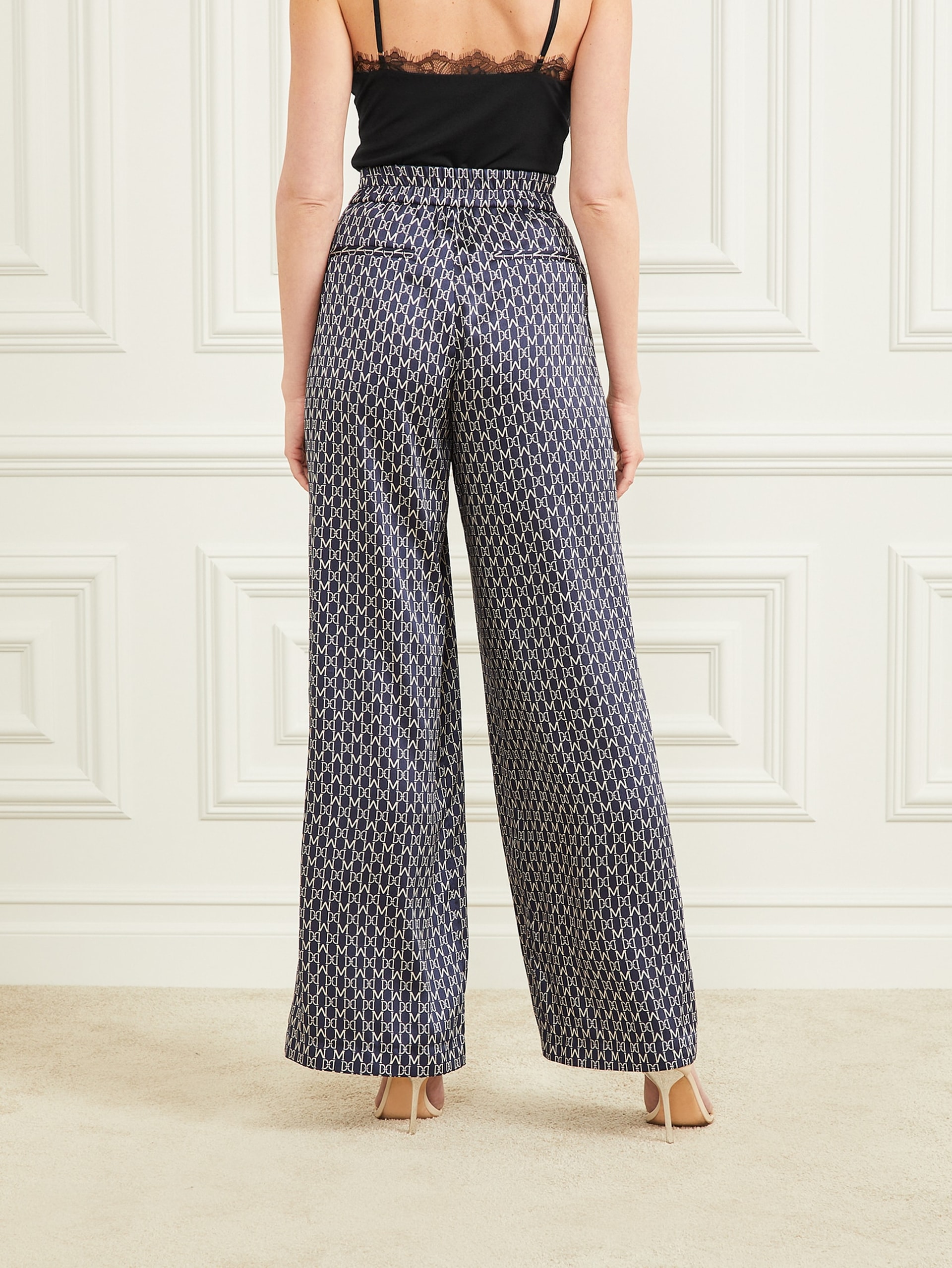 Nova calça com monograma