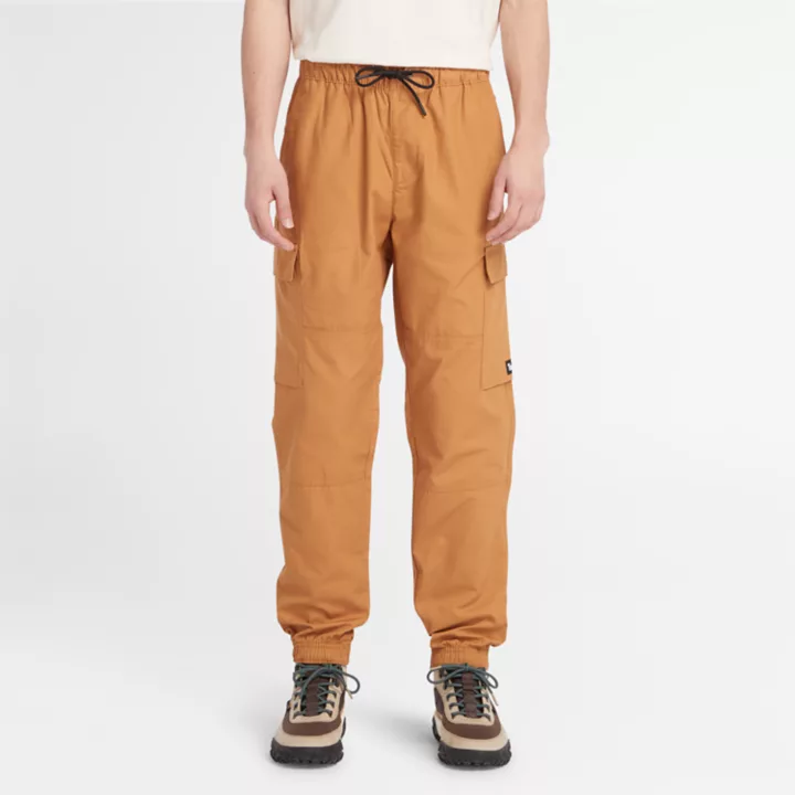 Calça jogger utilitária masculina na cor laranja.