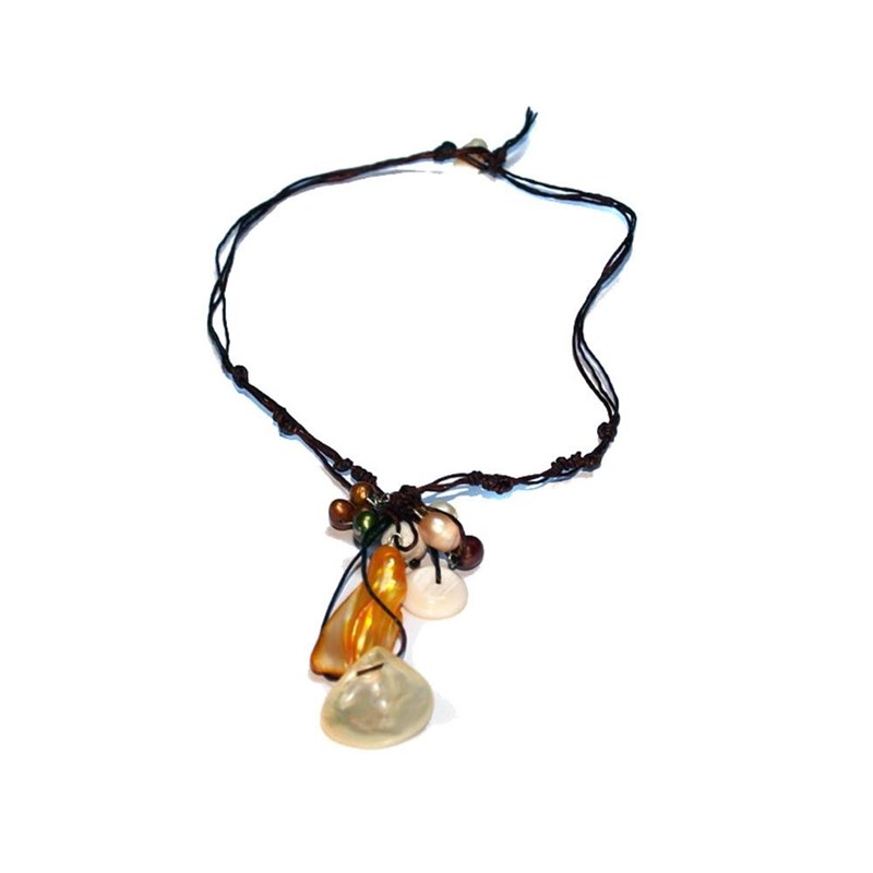 Collier en fil de soie et coquillages