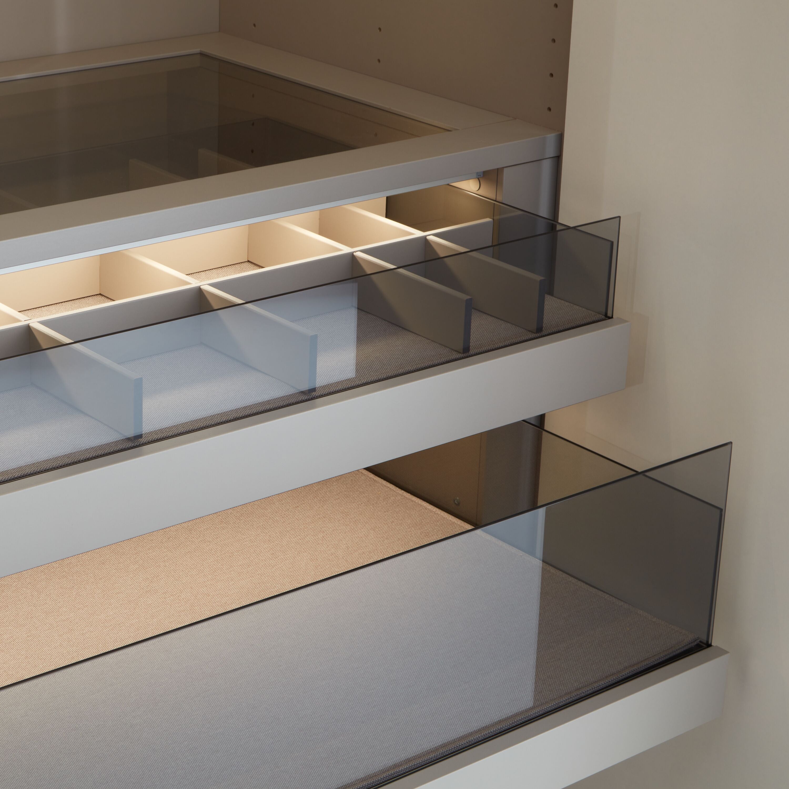 MODUL PL DT 3-tür. Glas h'blau inkl. Zub - Schwarz / B: 153.0 cm x T: 59.0 cm x H: 220.0 cm