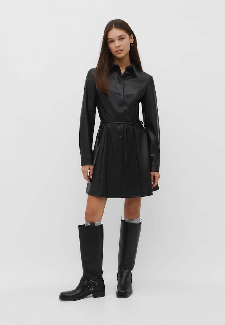 Vestido curto tipo camisa com efeito de couro