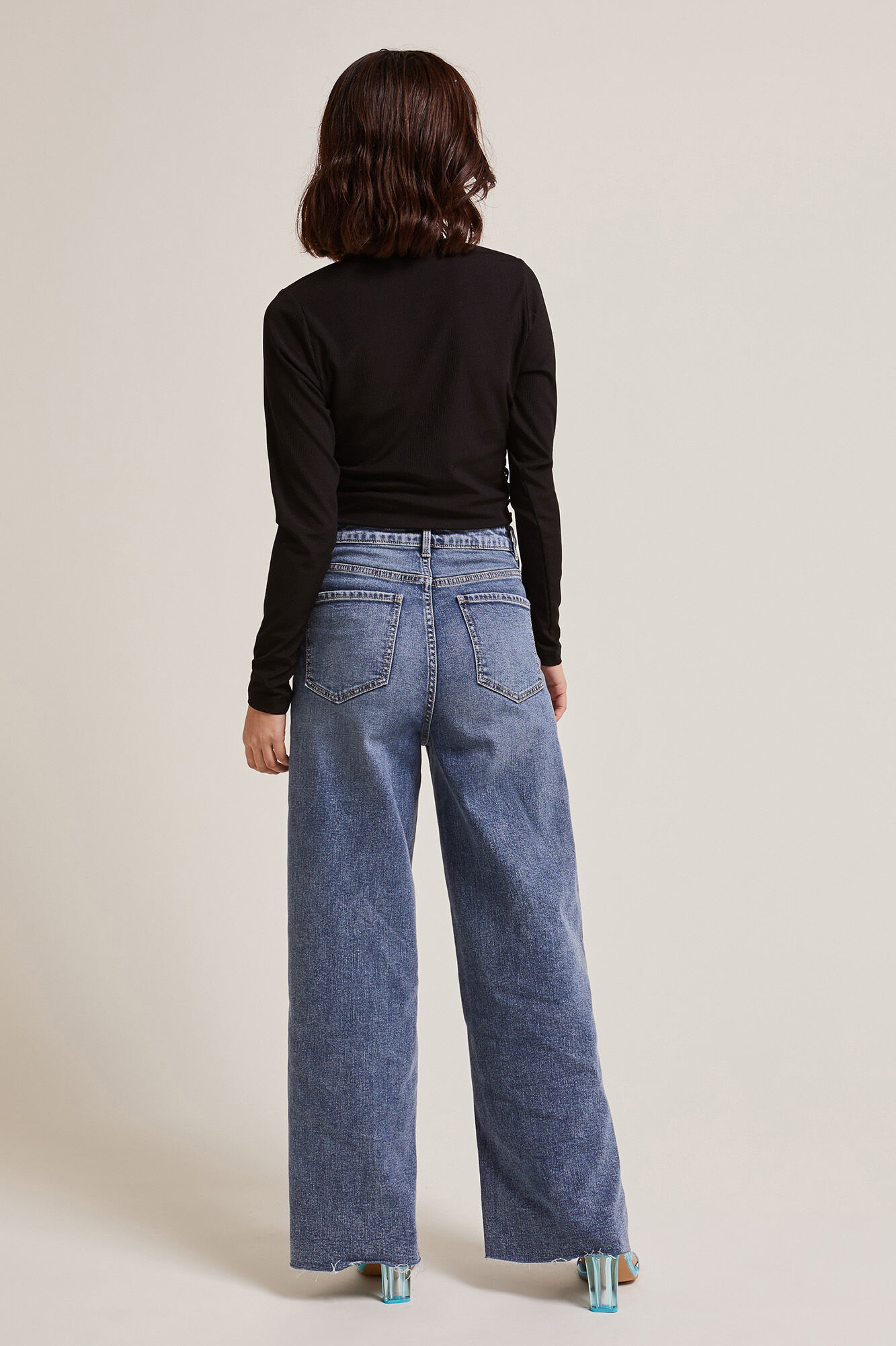 Calça jeans de perna larga com efeito desbotado