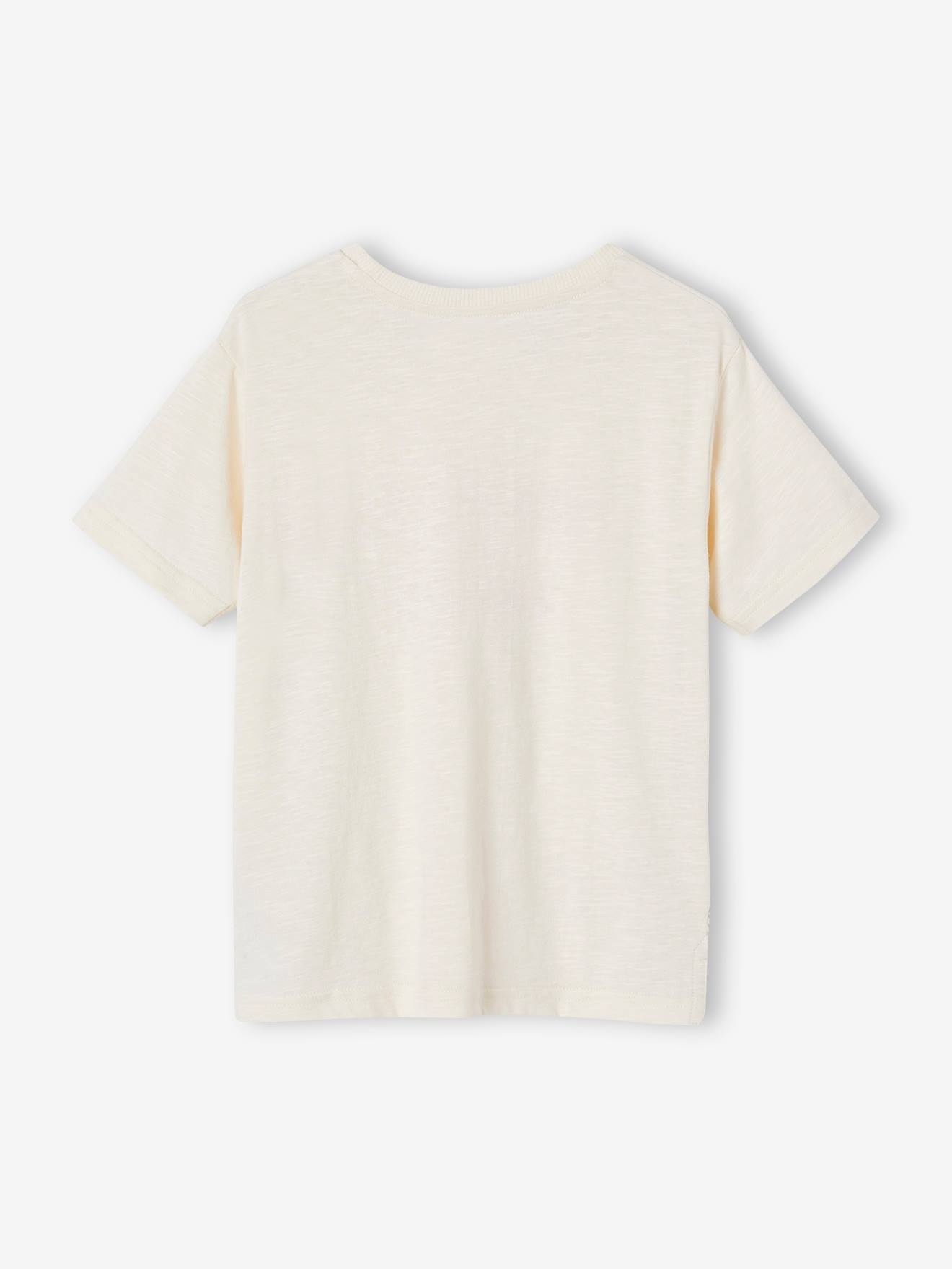 Camiseta infantil com estampas exóticas e texto em relevo, em cores vibrantes.
