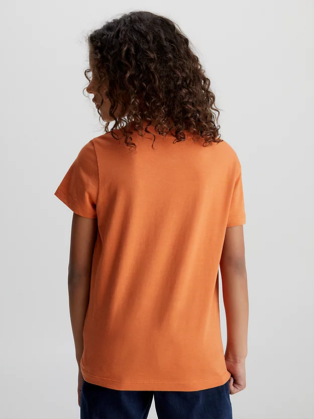 Camiseta com logo de corte quadrado