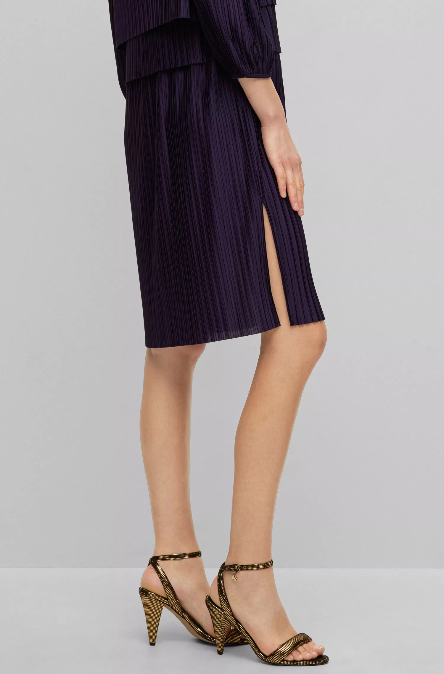 Vestido preto oversized da BOSS em jérsei plissado.