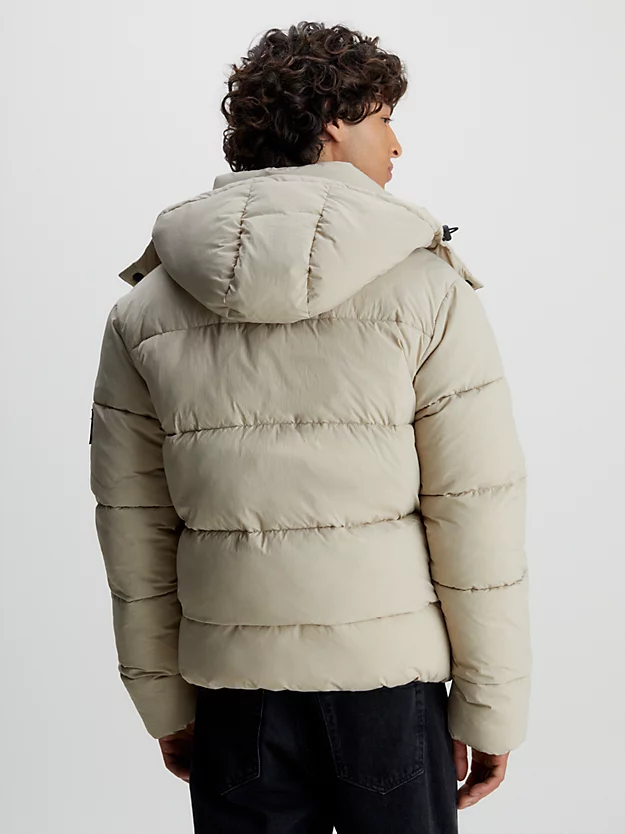 Jaqueta de nylon acolchoada com plumas