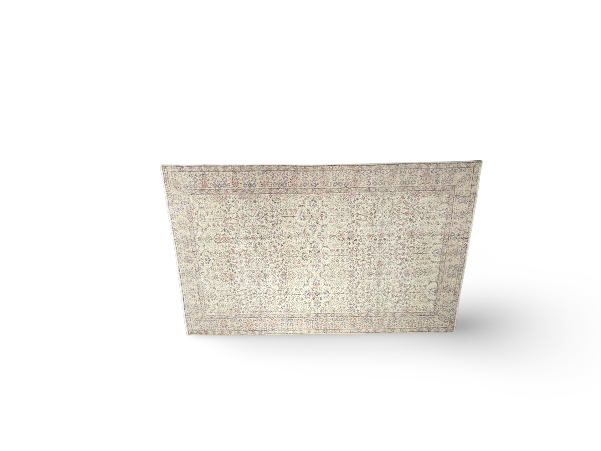 Vloerkleed vintage crème met bloemen Carpet vintage crème with flower design uniek.